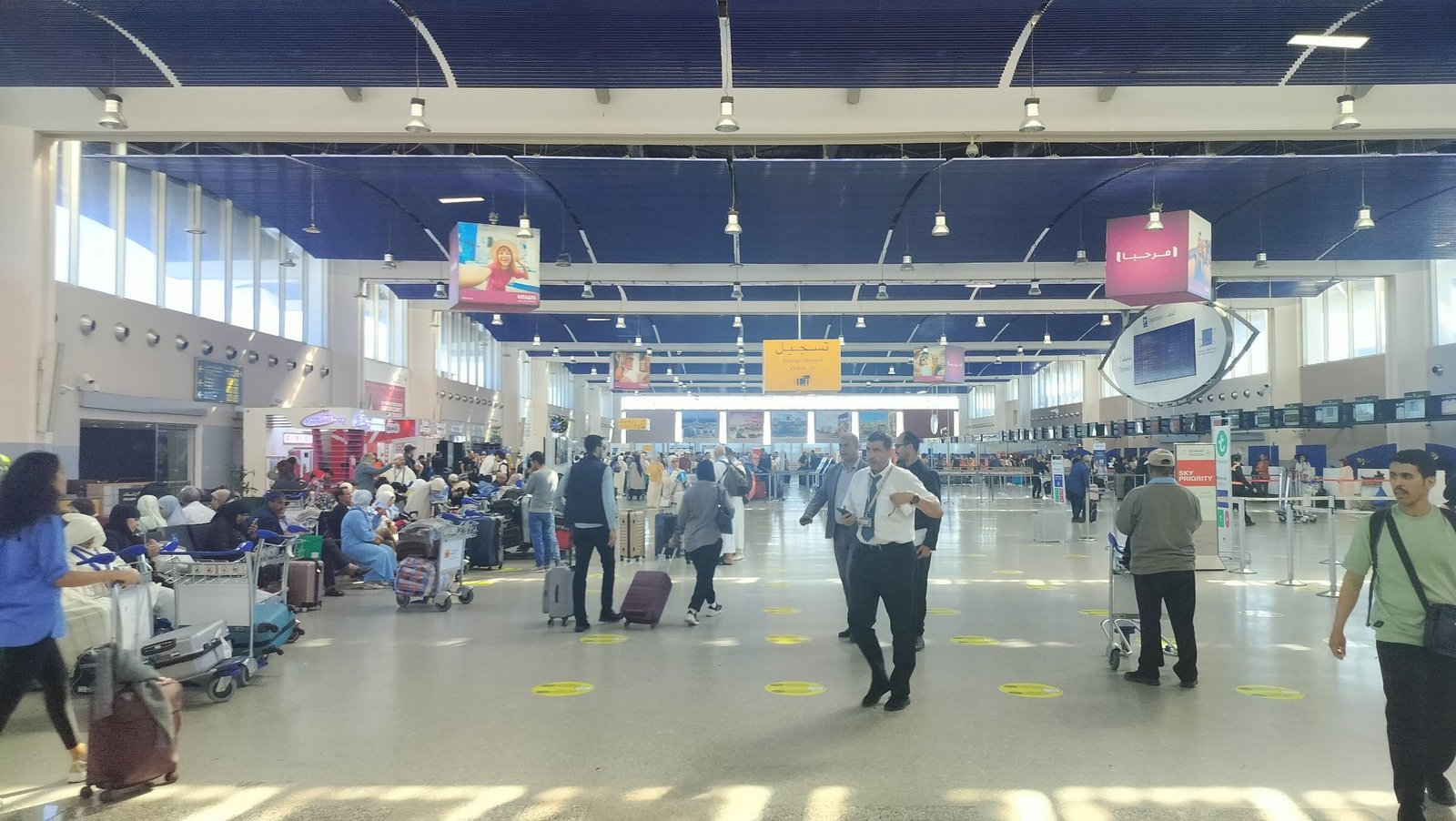 Passagers à l'intérieur de l'aéroport Mohammed V de Casablanca au Maroc