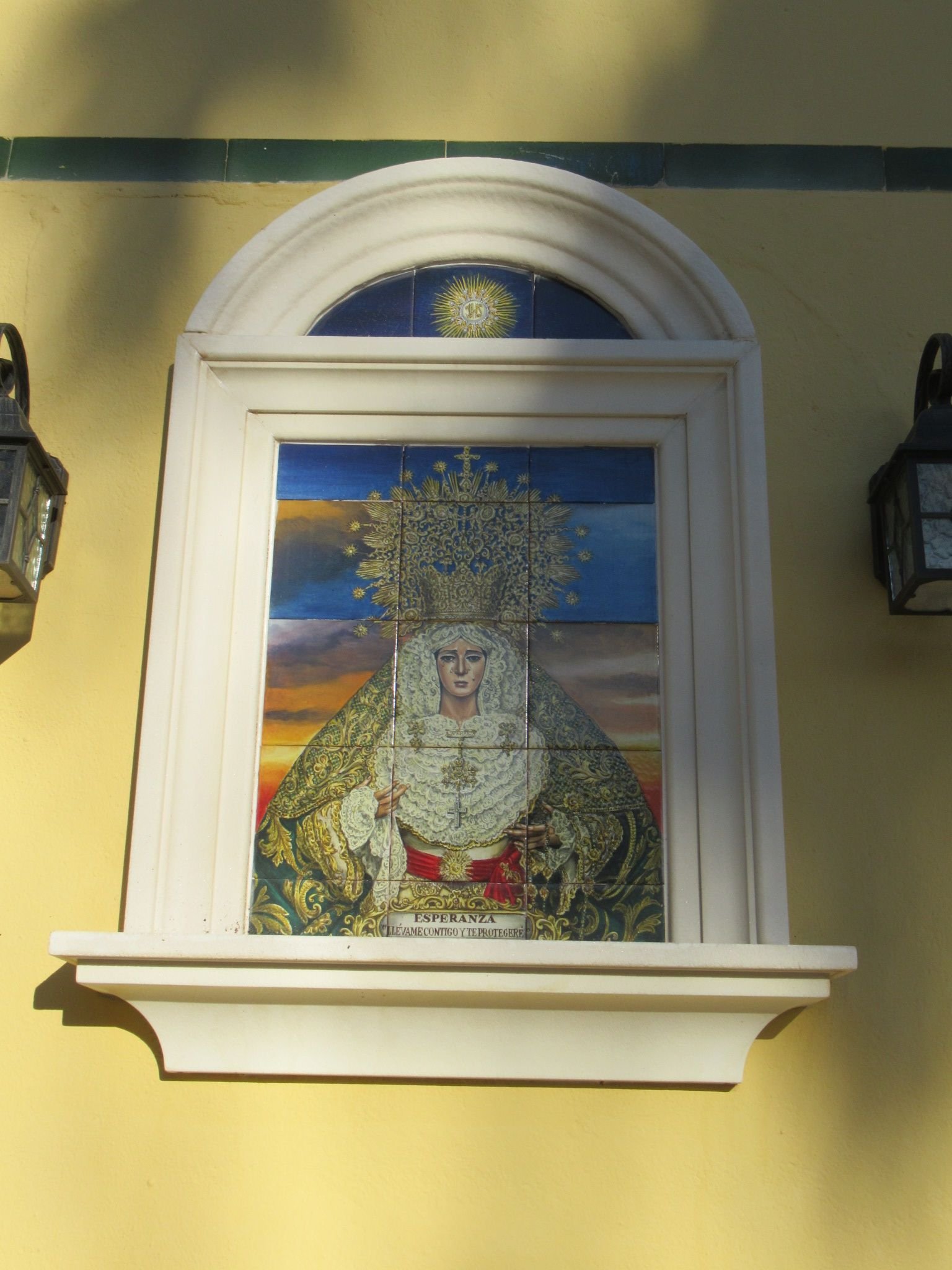 Une peinture sur carreaux de céramique de la Vierge de l'Espérance Macarena, photo gratuite
