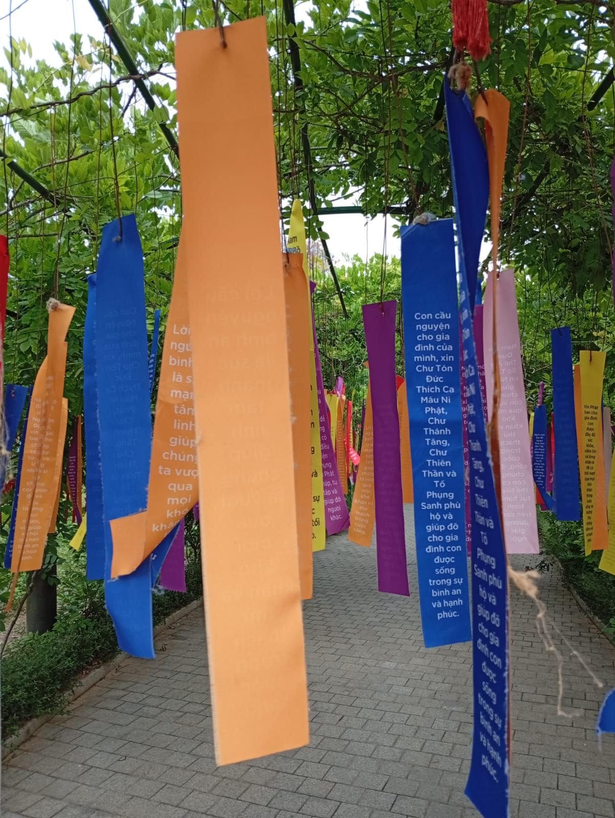 Bannières, des drapeaux de prière bouddhistes vietnamiens, photo gratuite