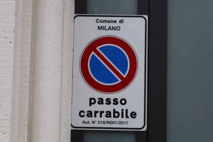 Un panneau de Passo Carrabile. Il indique une interdiction de stationner ou de s'arrêter devant une entrée de véhicule (garage, allée, etc.) afin de garantir un accès libre et dégagé à tout moment, photo gratuite