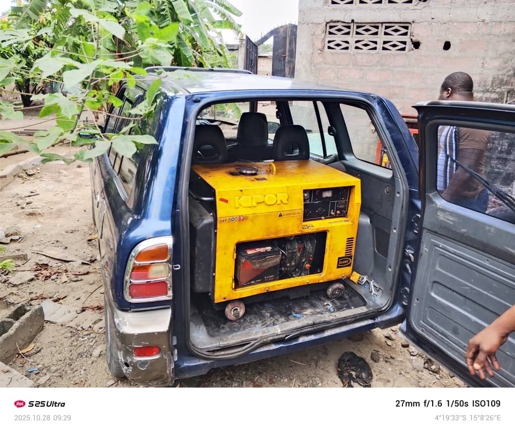 Une voiture transportant un groupe électrogène photo gratuite