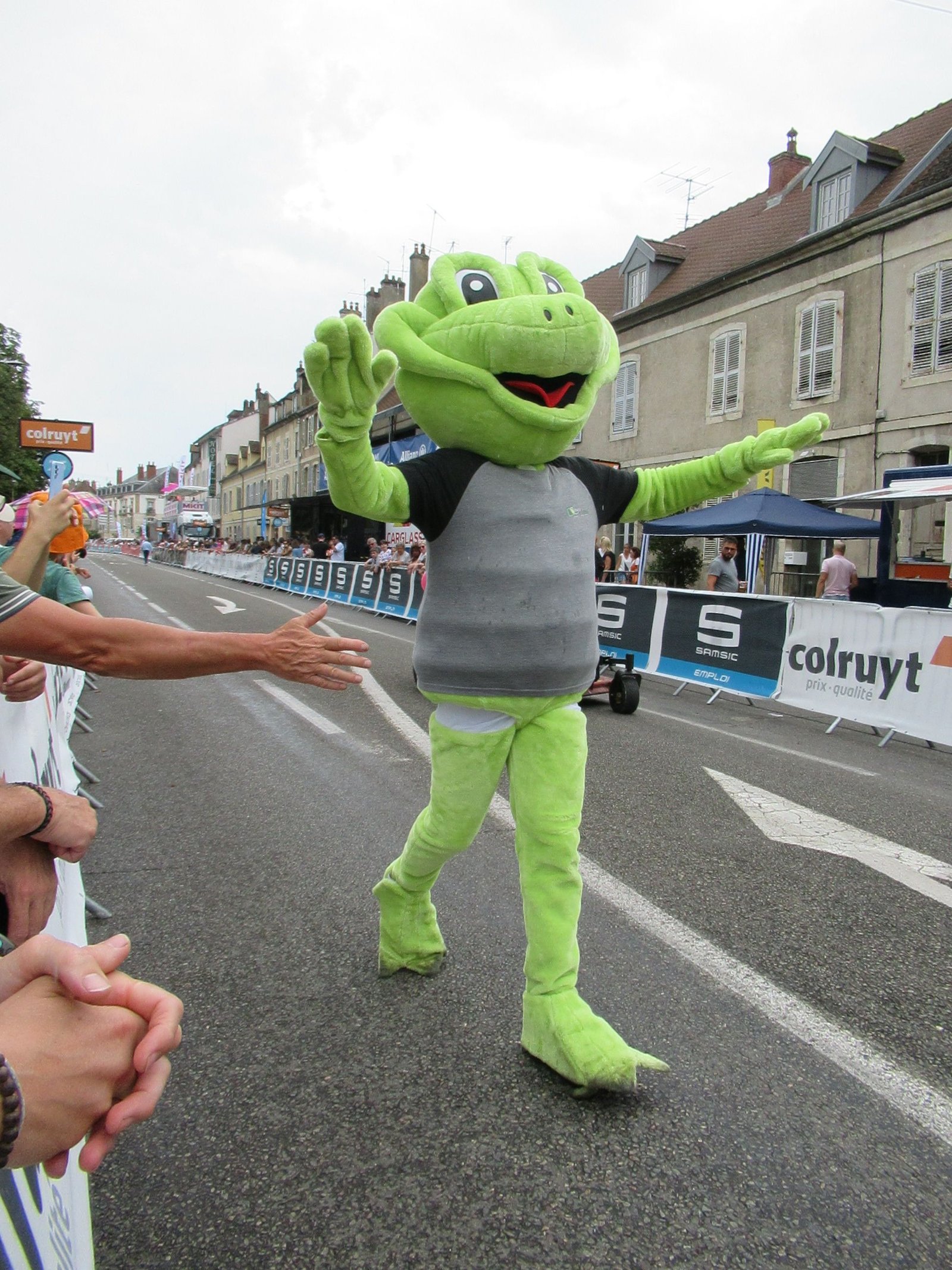 Grenouille qui défile au critérium cycliste de Dole dans le Jura photo gratuite