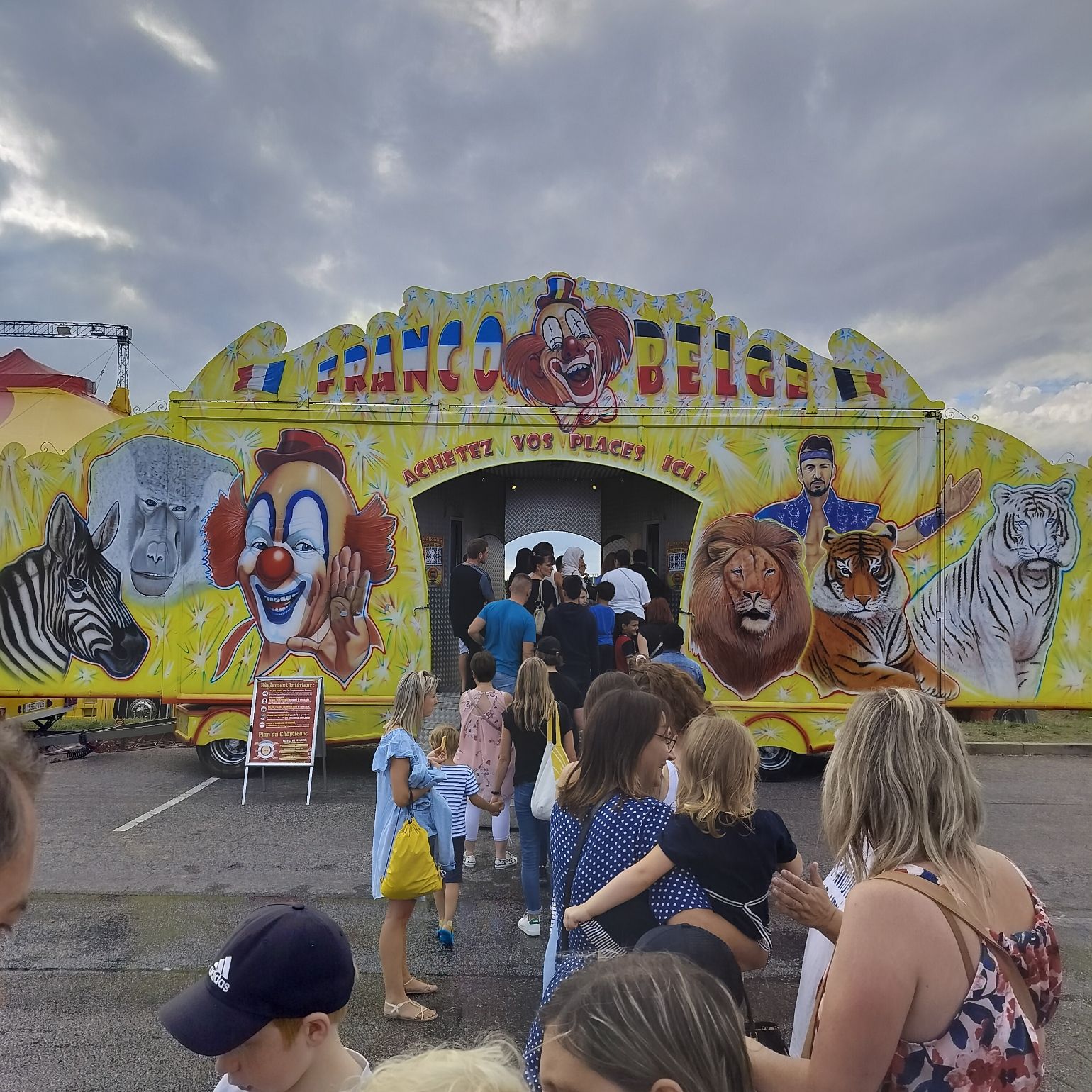 File d'attente pour entrer au cirque photo gratuite