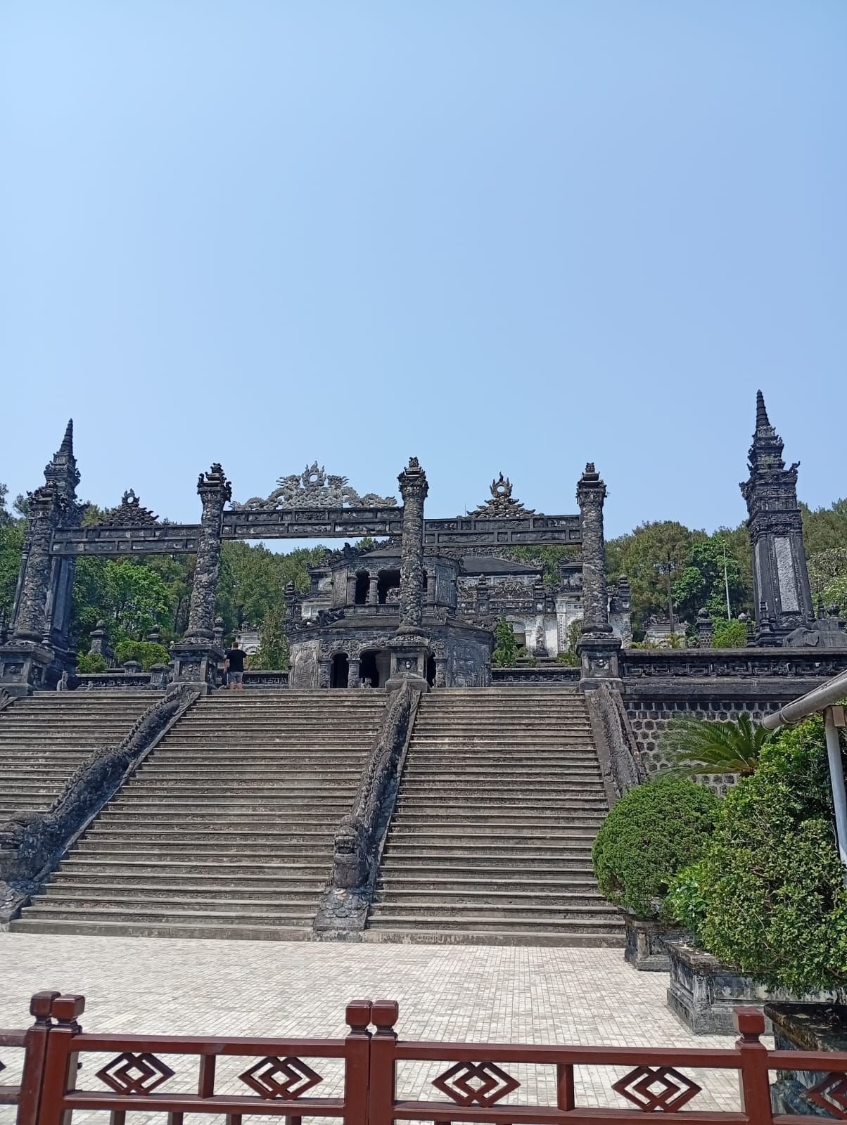 Escaliers raides menant au tombeau de l'empereur Khải Định à Hué, Vietnam, photo gratuite