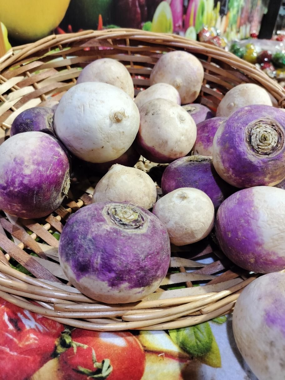 Légumes navets violets en vente dans un panier photo gratuite