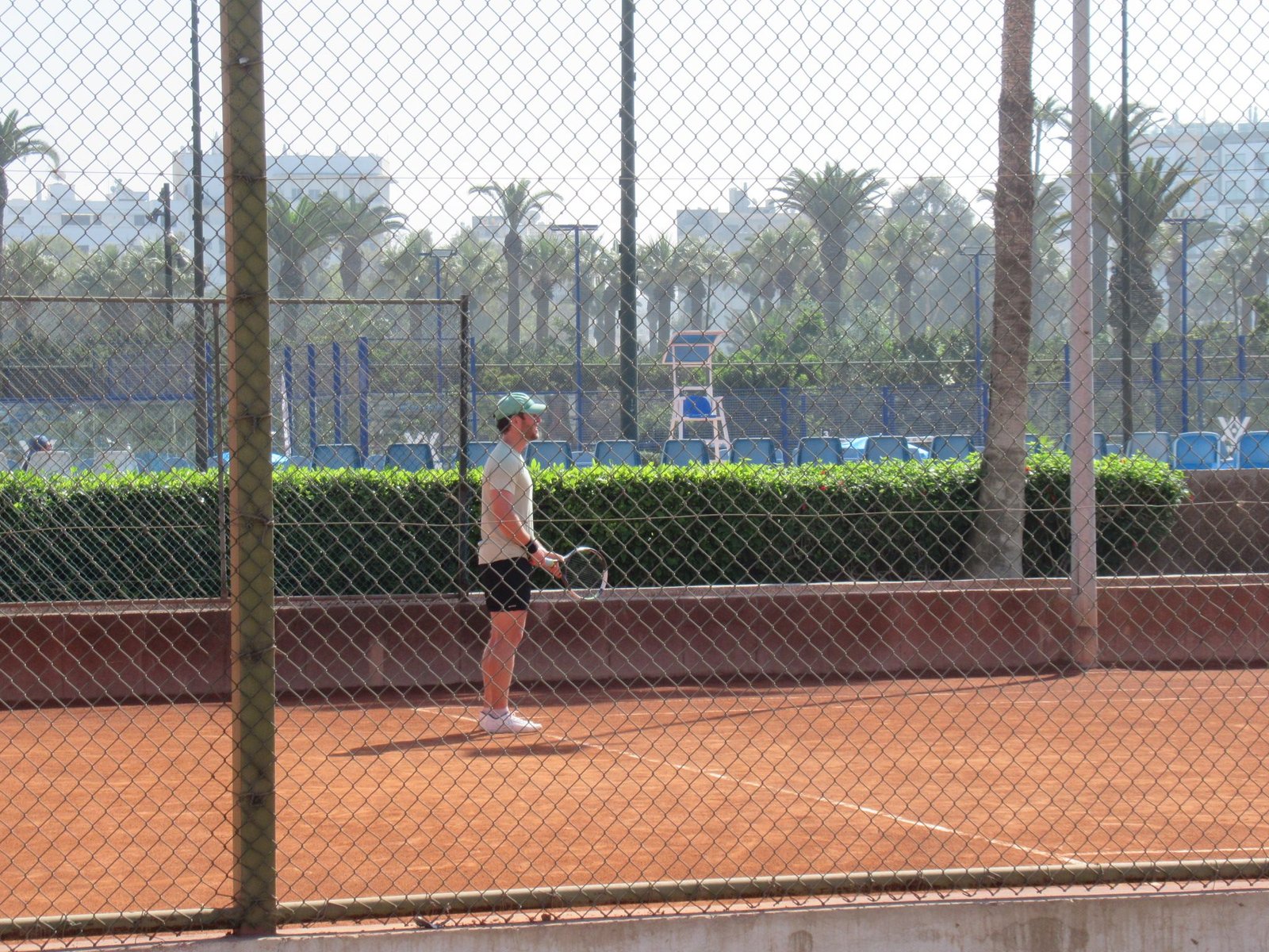 Un homme sur un terrain de tennis, photo gratuite