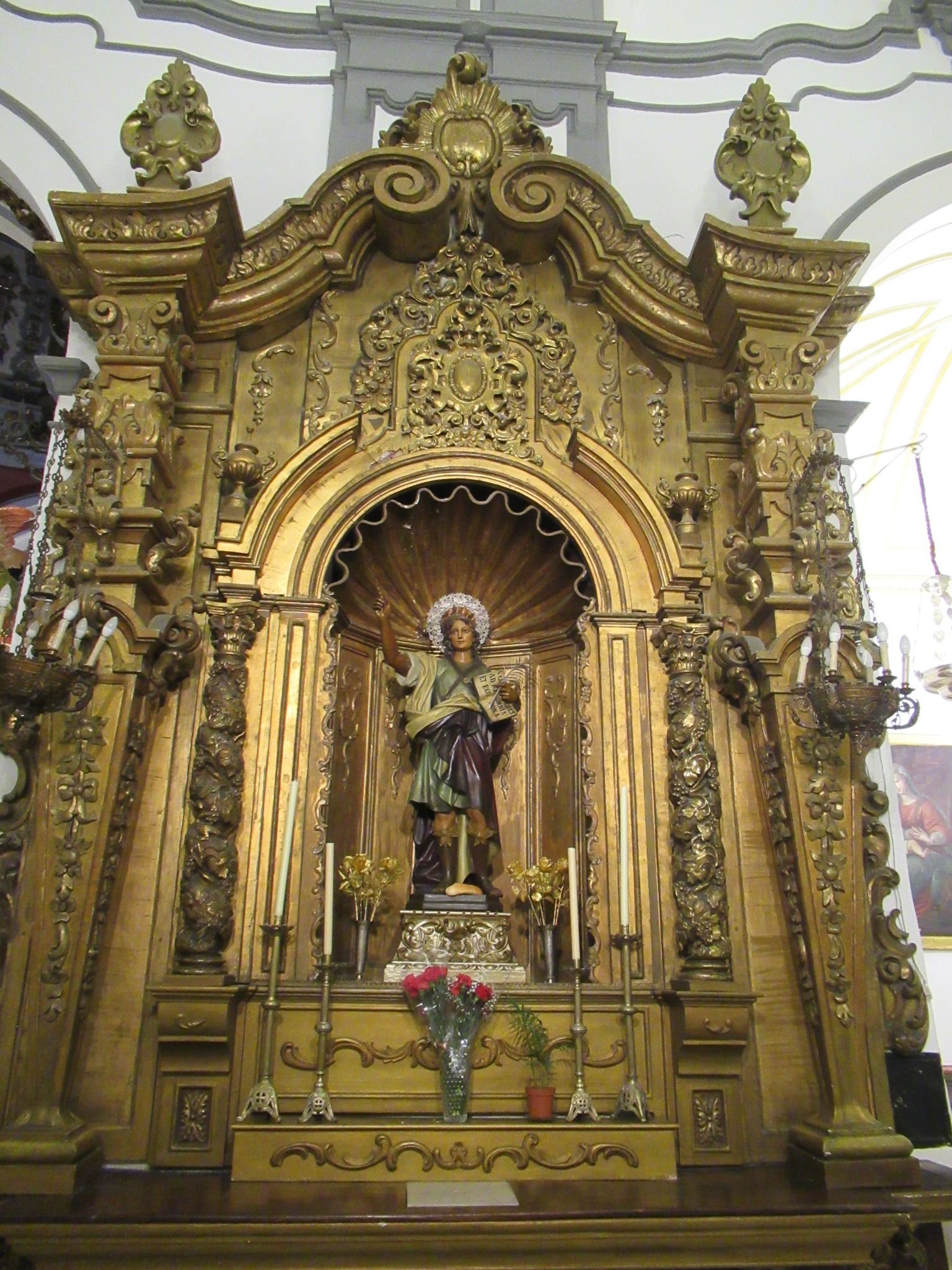 Une sculpture doré dans une chapelle de l'église de San Juan Bautista (Saint Jean-Baptiste) à Malaga, en Espagne, photo gratuite