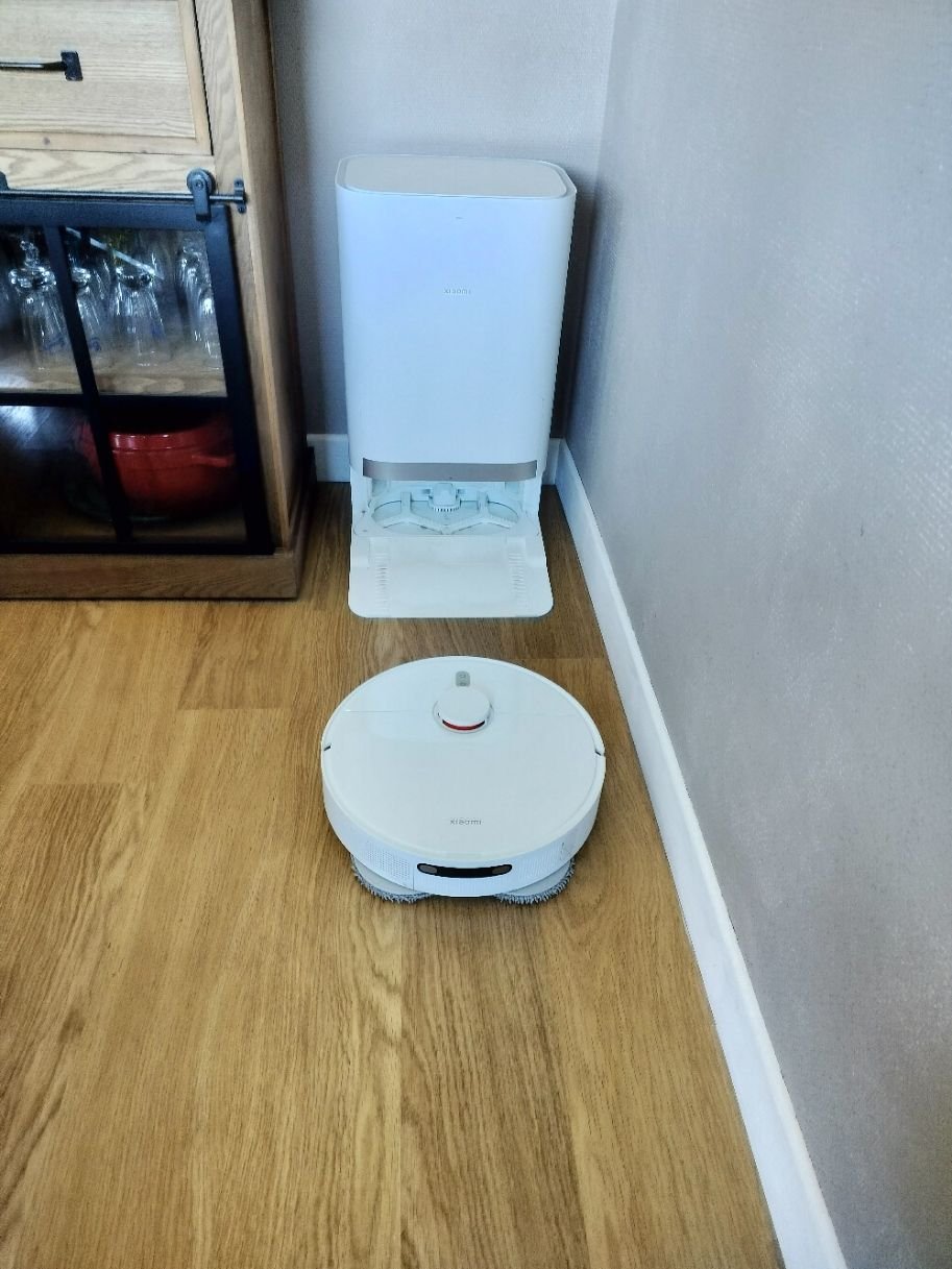 Aspirateur robot dans une maison photo gratuite