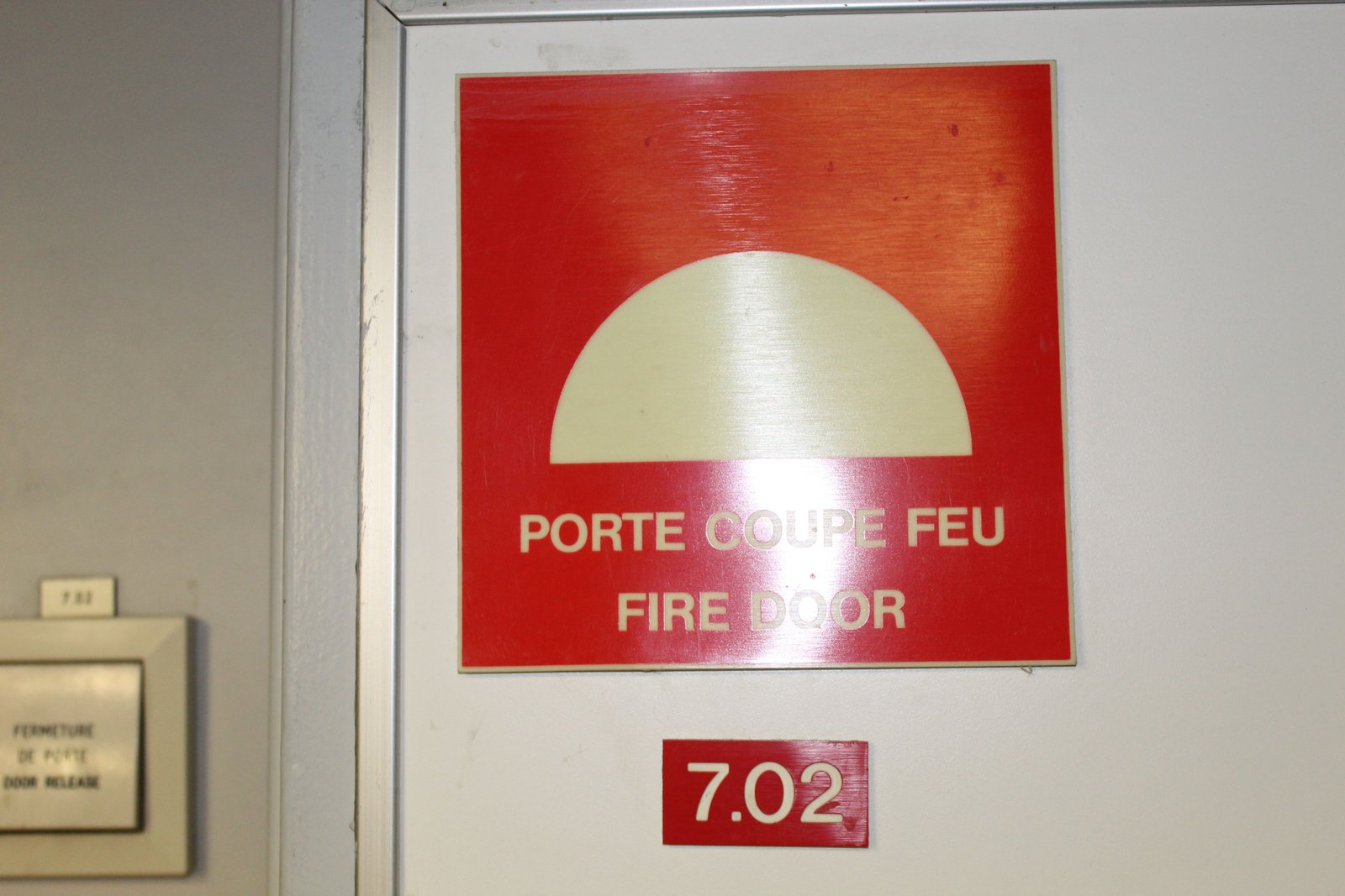 Porte coupe-feu, un élément de sécurité essentiel dans les bâtiments, les bateaux, photo gratuite