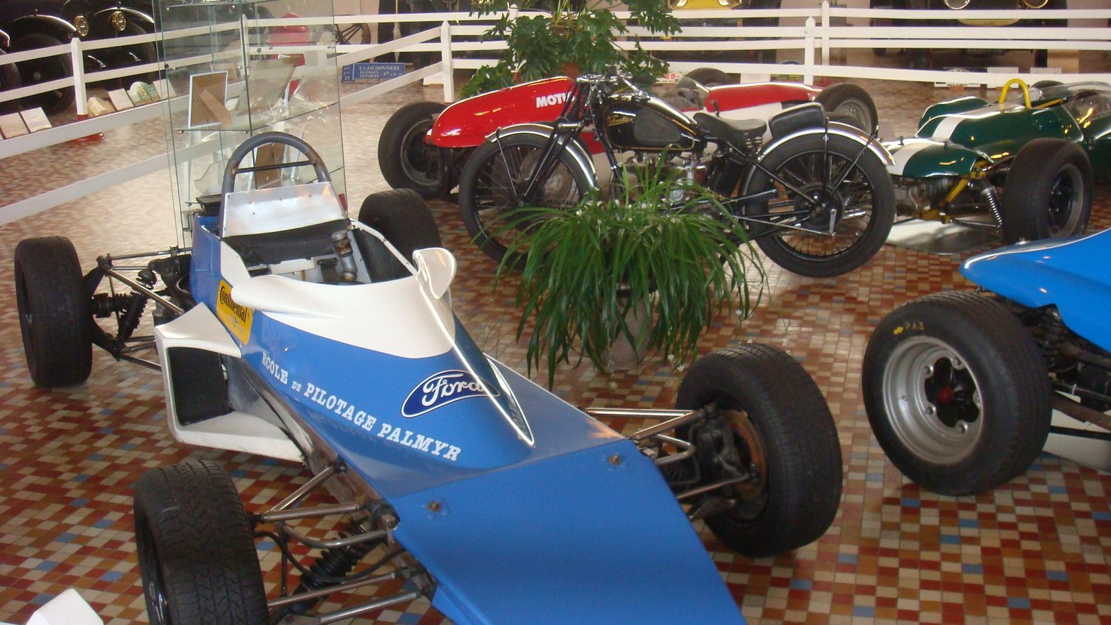 Exposition de véhicules de course monoplace anciens photo gratuite