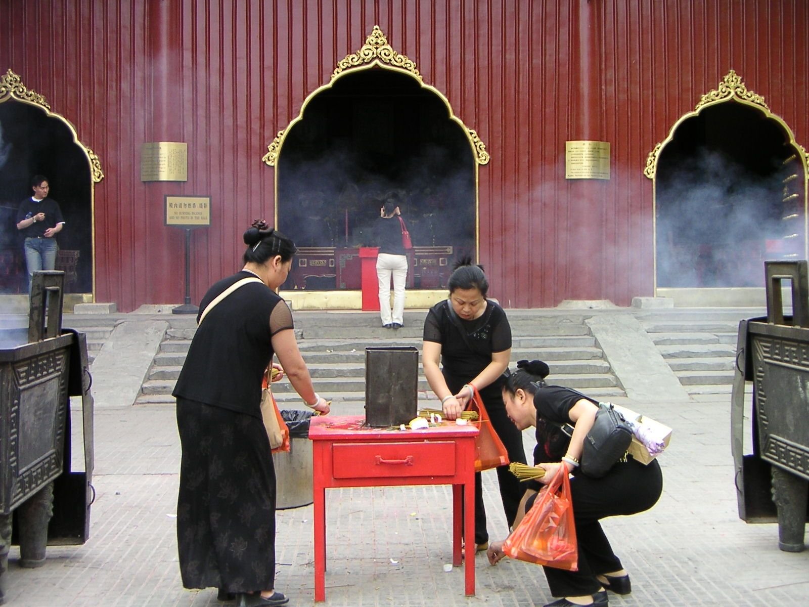 Des femmes dans le monastère bouddhique de yonghe, temple, Chine, Asie photo gratuite