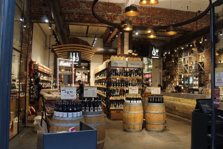 L'intérieur d'un magasin spécialisé dans la promotion et la vente de vins 100% italiens, Signorvino, photo gratuite