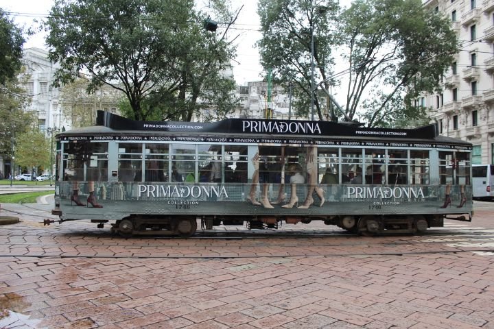 Personnes au bord d'un tramway électrique, Primadonna collection 1746, en déplacement dans la ville de Milan Lombardie en Italie photo gratuite