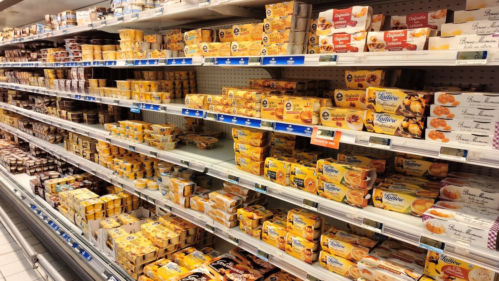 Rayon crèmes desserts et pâtisseries dans un supermarché