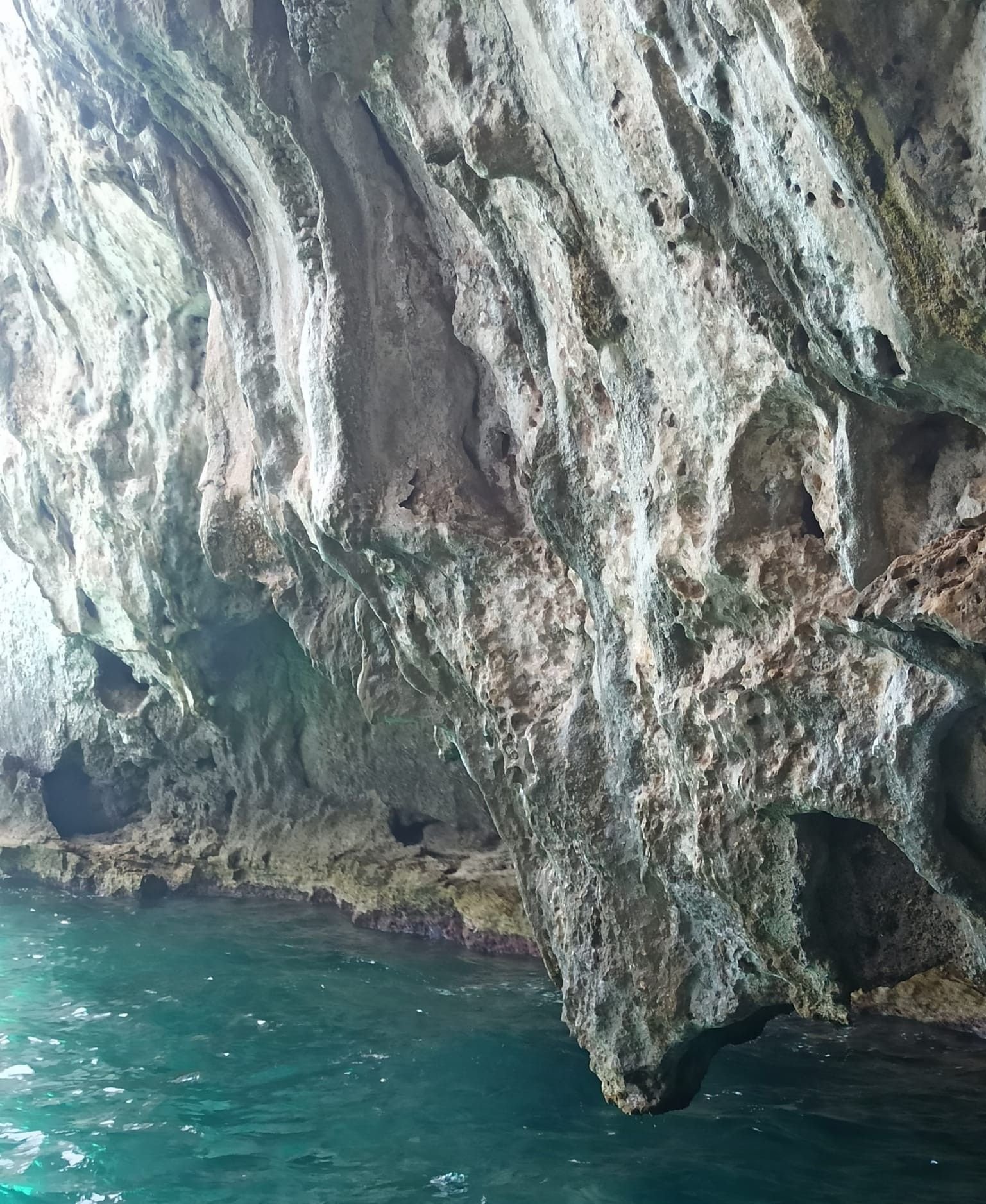 Intérieur d'une grotte marine naturelle, eau cristalline en Sicile, photo gratuite