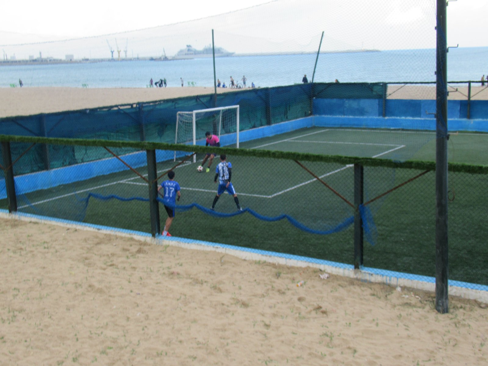 Jeunes joueurs sur un terrain de football à la plage photo gratuite