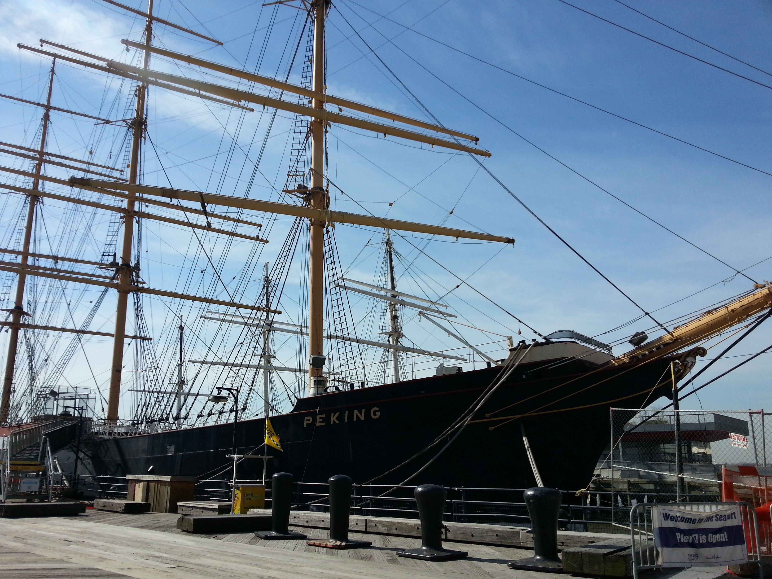 Grand navire ancré au port, New York, États-Unis, photo gratuite