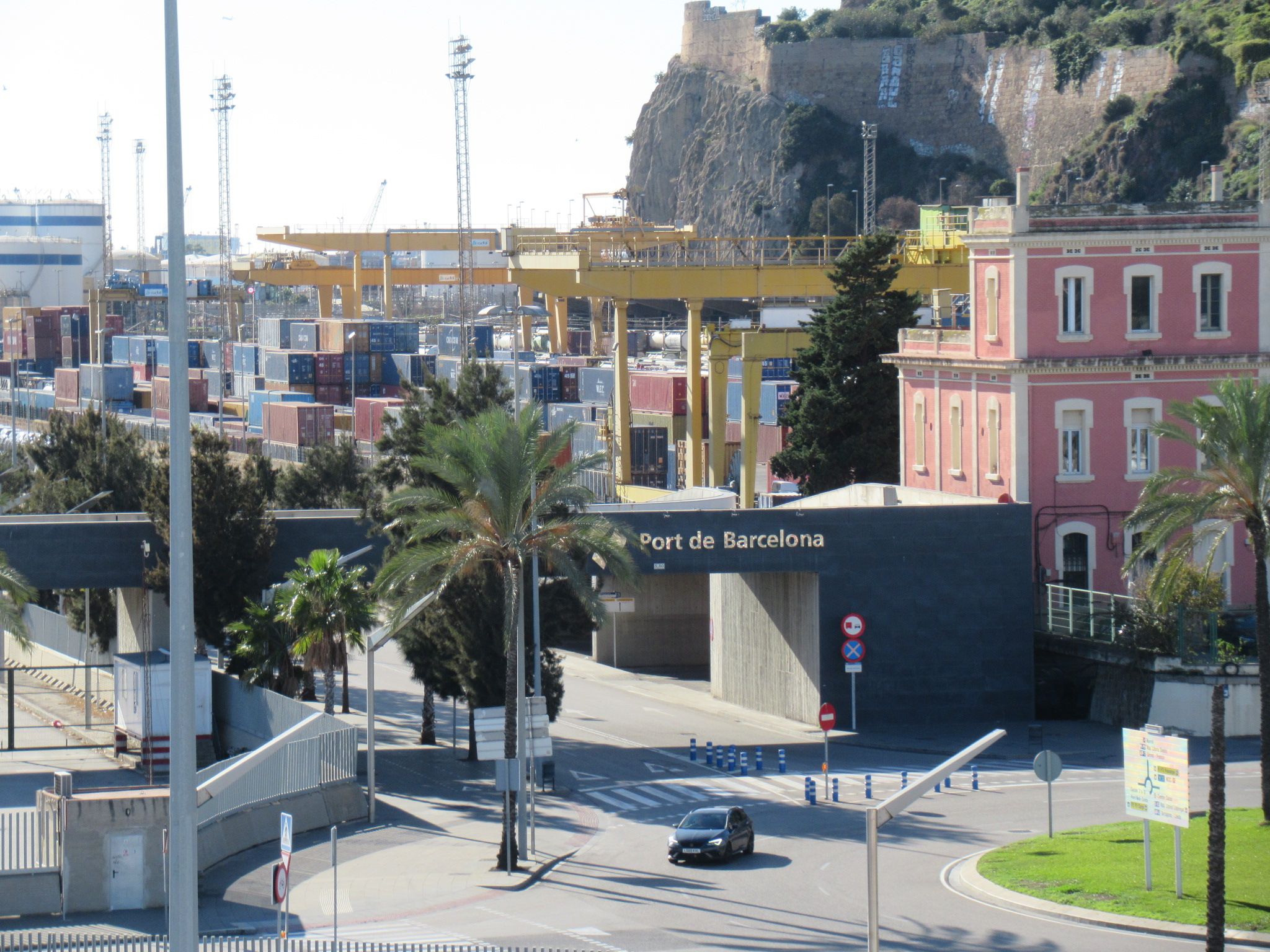 L'entrée principale du port de Barcelone photo gratuite