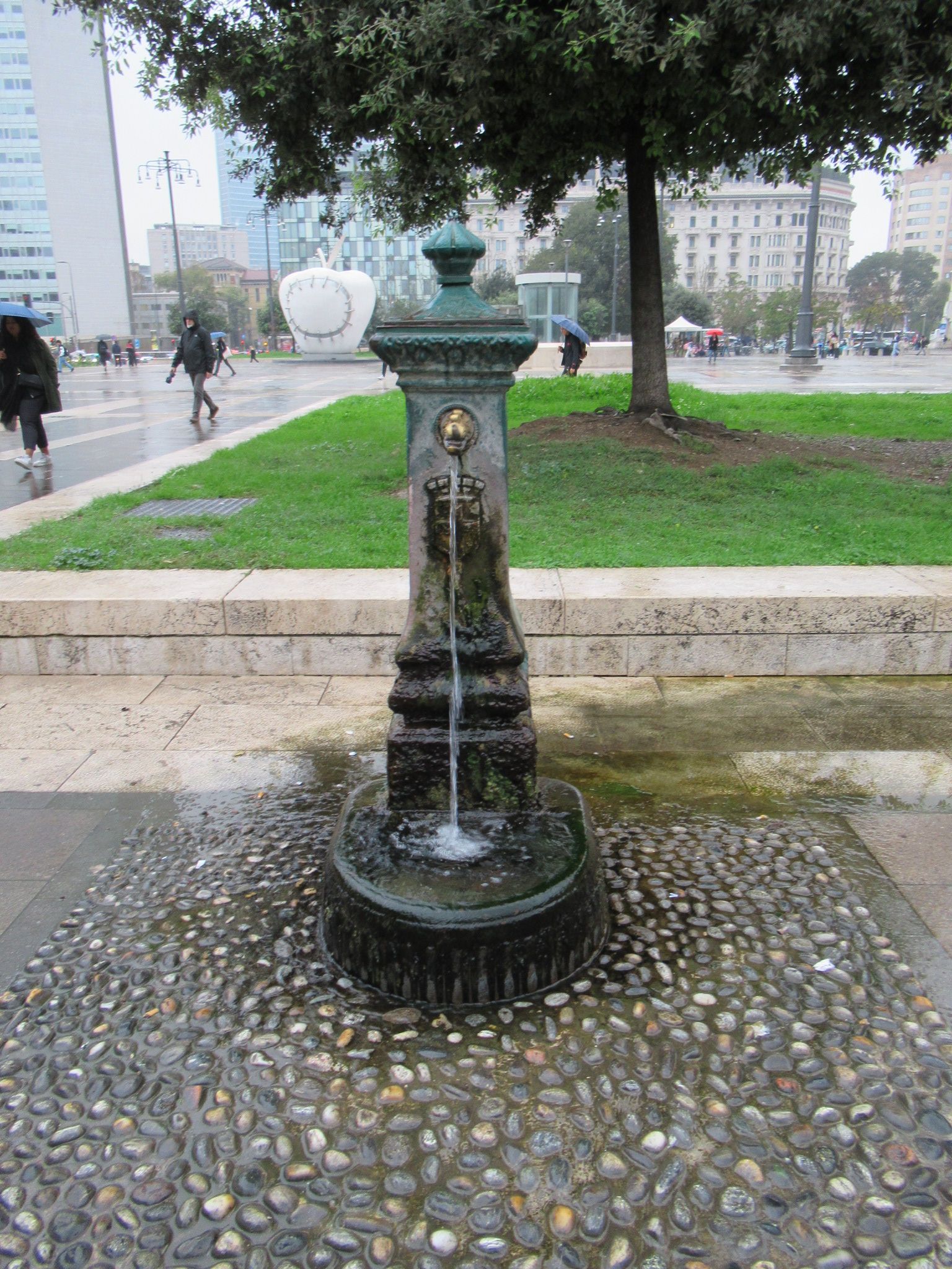 Fontaine d'eau potable dans la ville de Milan Lombardie en Italie photo gratuite