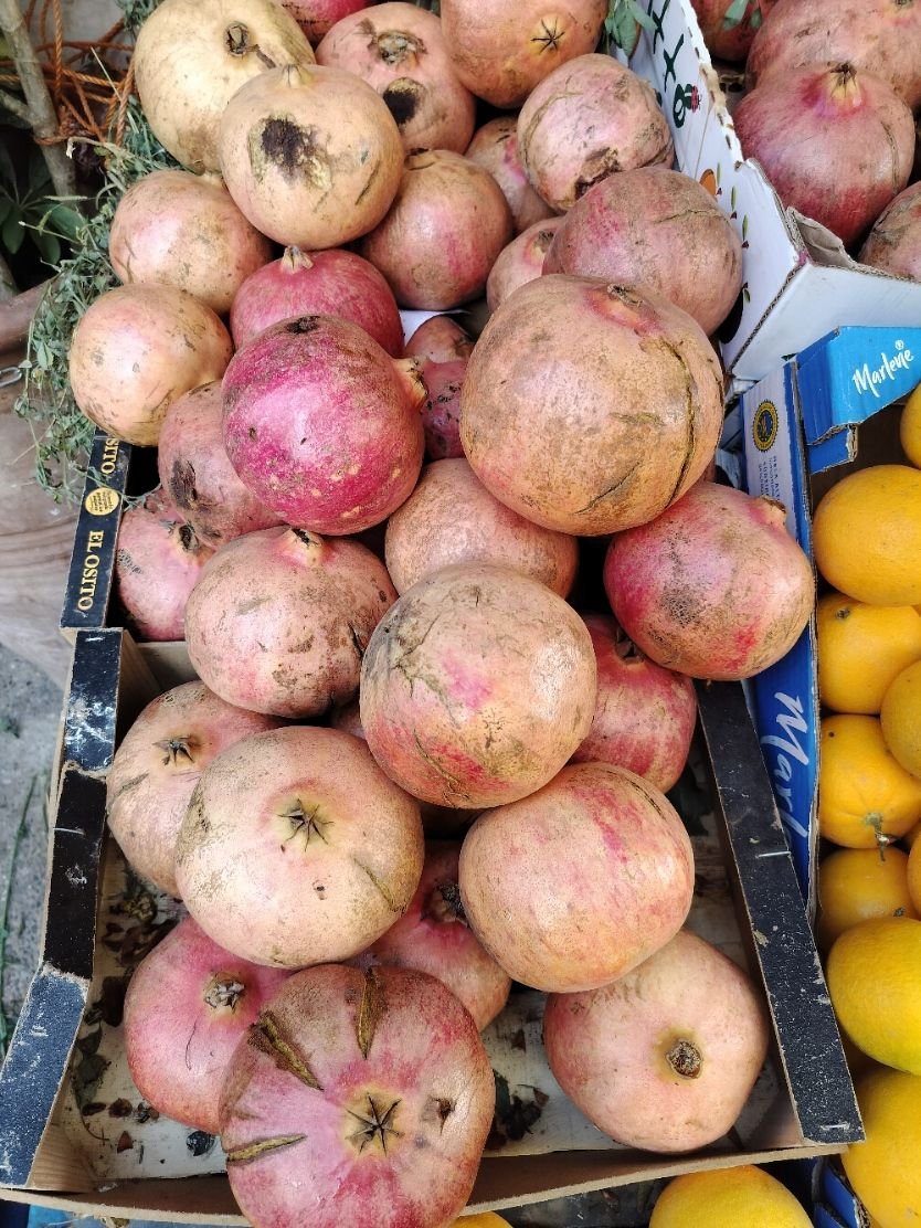 Des grenades dans des cagettes de marché, photo gratuite