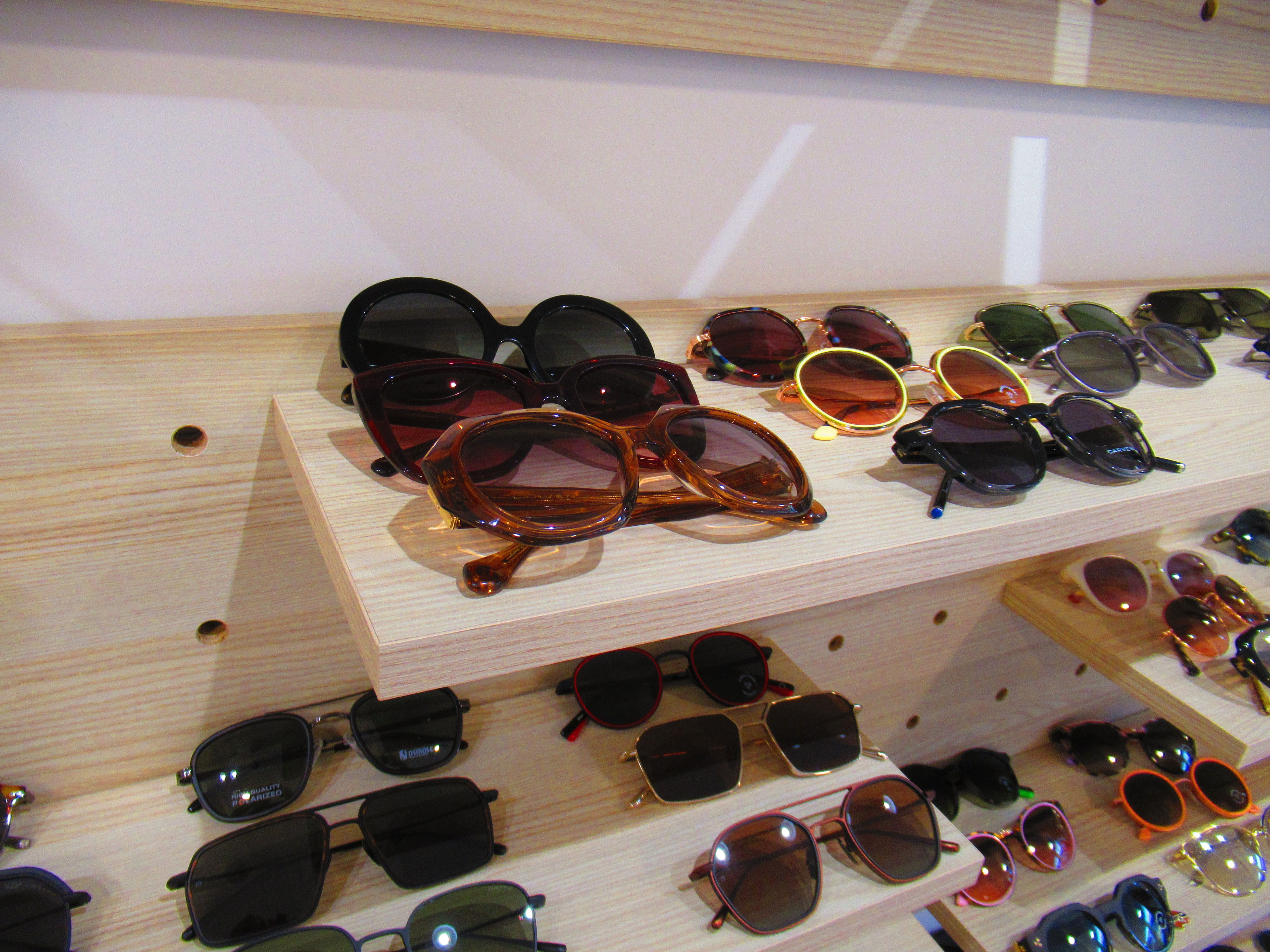 Etagères de lunettes , lunettes de soleil