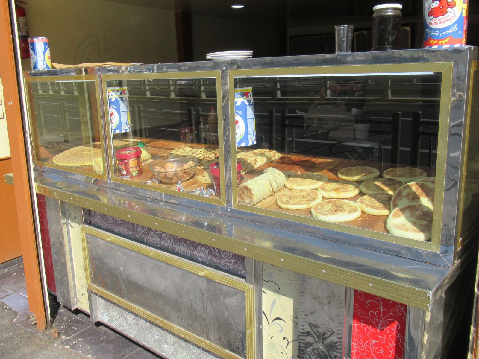 Un présentoir de vente de produits de boulangerie, pain, œuf, photo gratuite