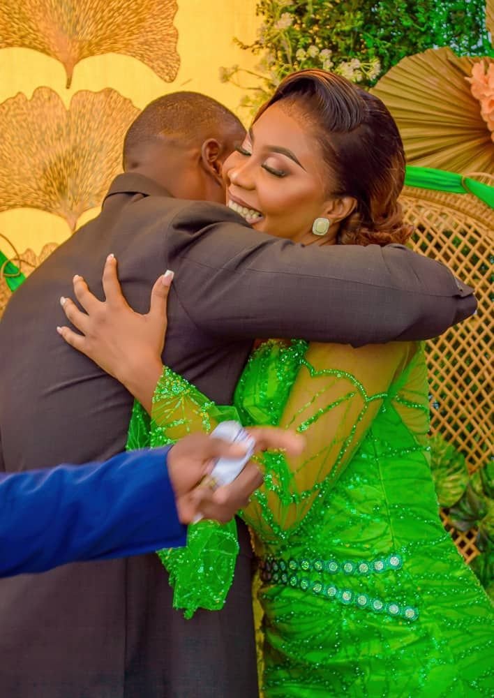 Le câlin d’amour entre les amoureux photo gratuite