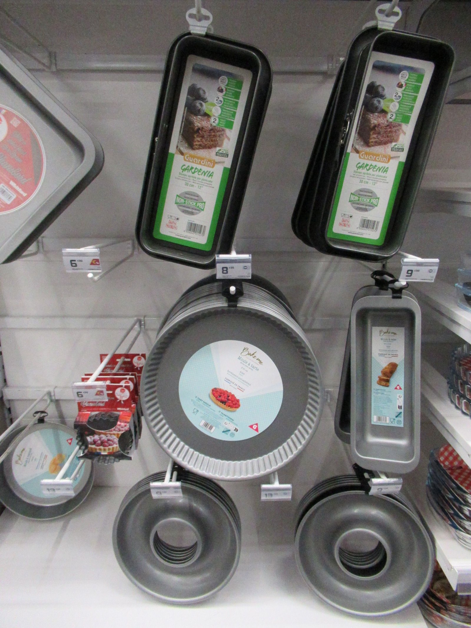 Différents moules à pâtisserie antiadhésifs sur le rayon d'un magasin