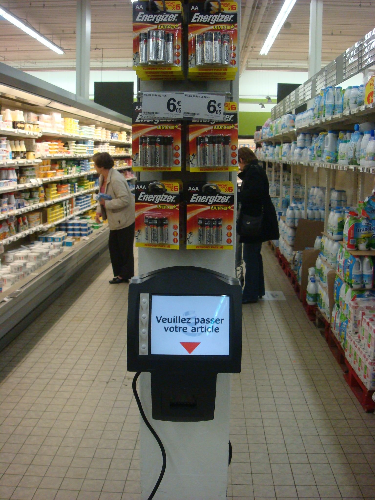 Borne tactile d'information dans un supermarché