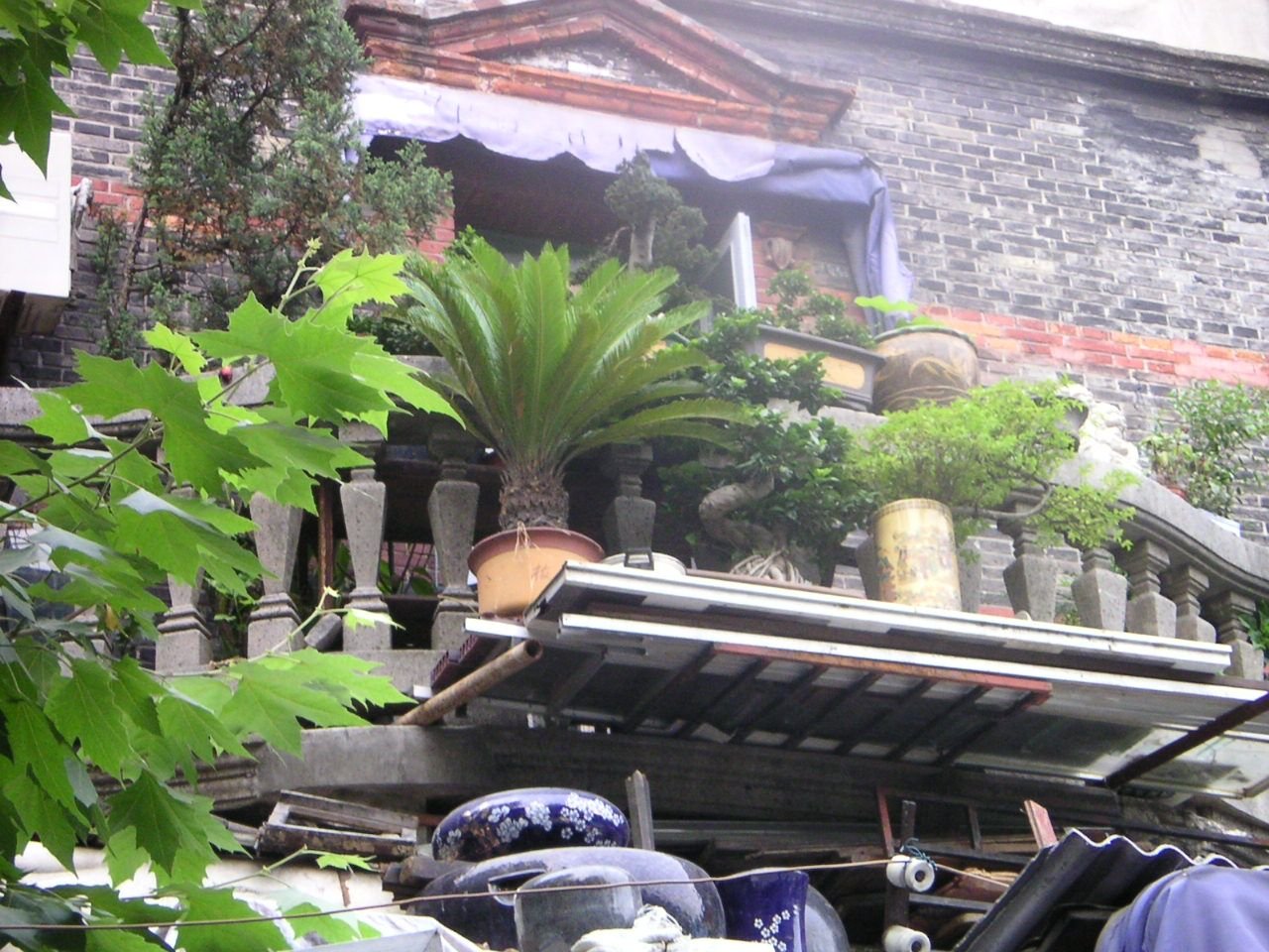 Pot de fleur sur la toiture d'une maison, Chine, Asie photo gratuite