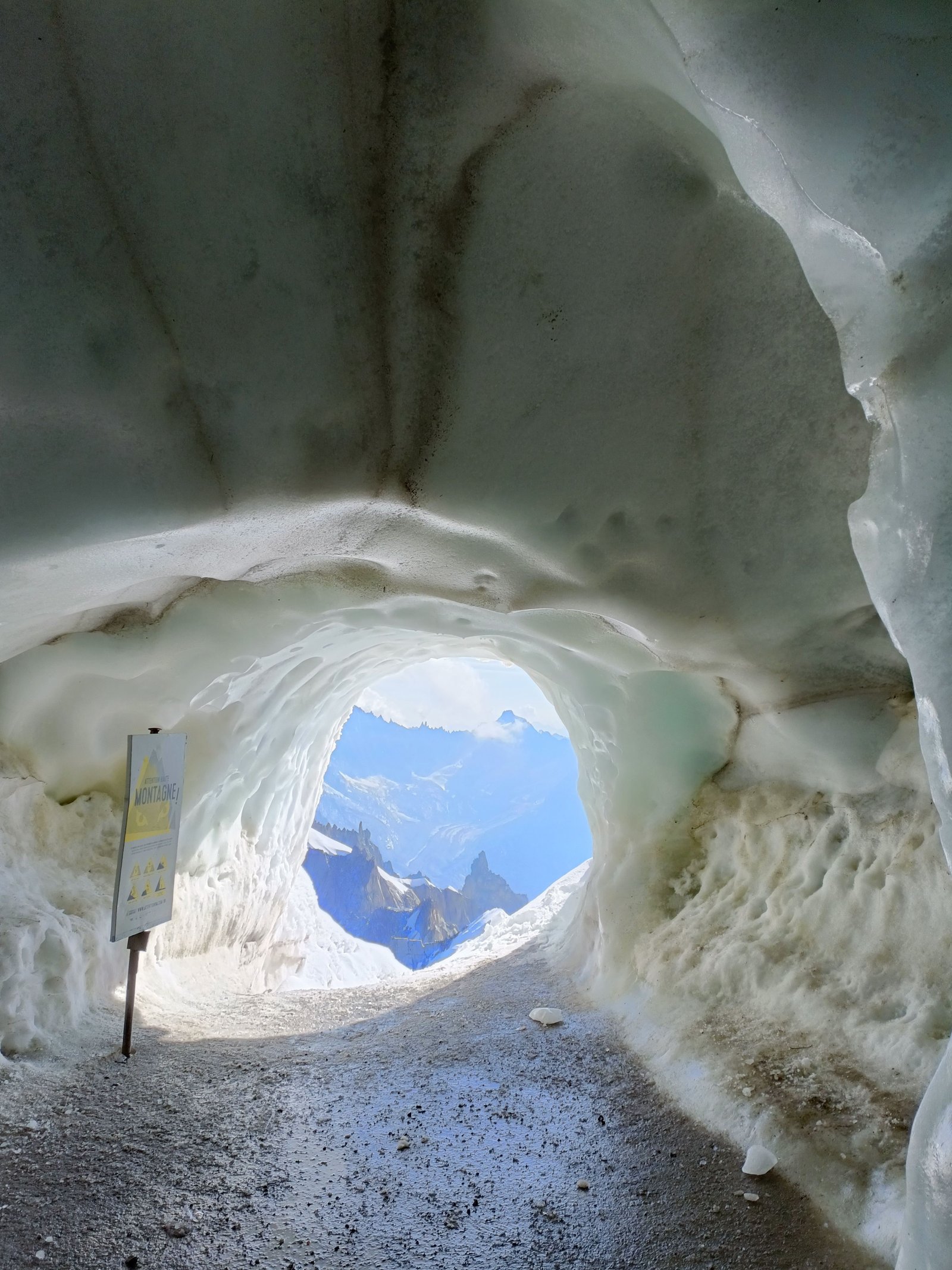 Grotte de glace sur l'aiguille du Midi en Haute-Savoie en France