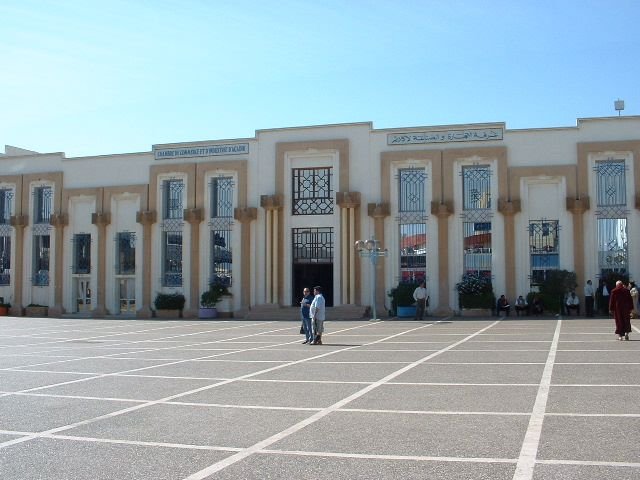 Bâtiment administratif marocain avec grande esplanade, chambre de commerce photo gratuite