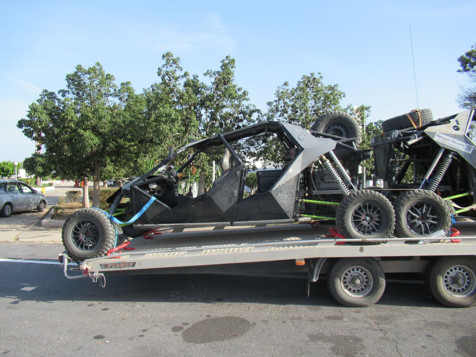 Prototype Buggy sur un remorque porte voiture photo gratuite