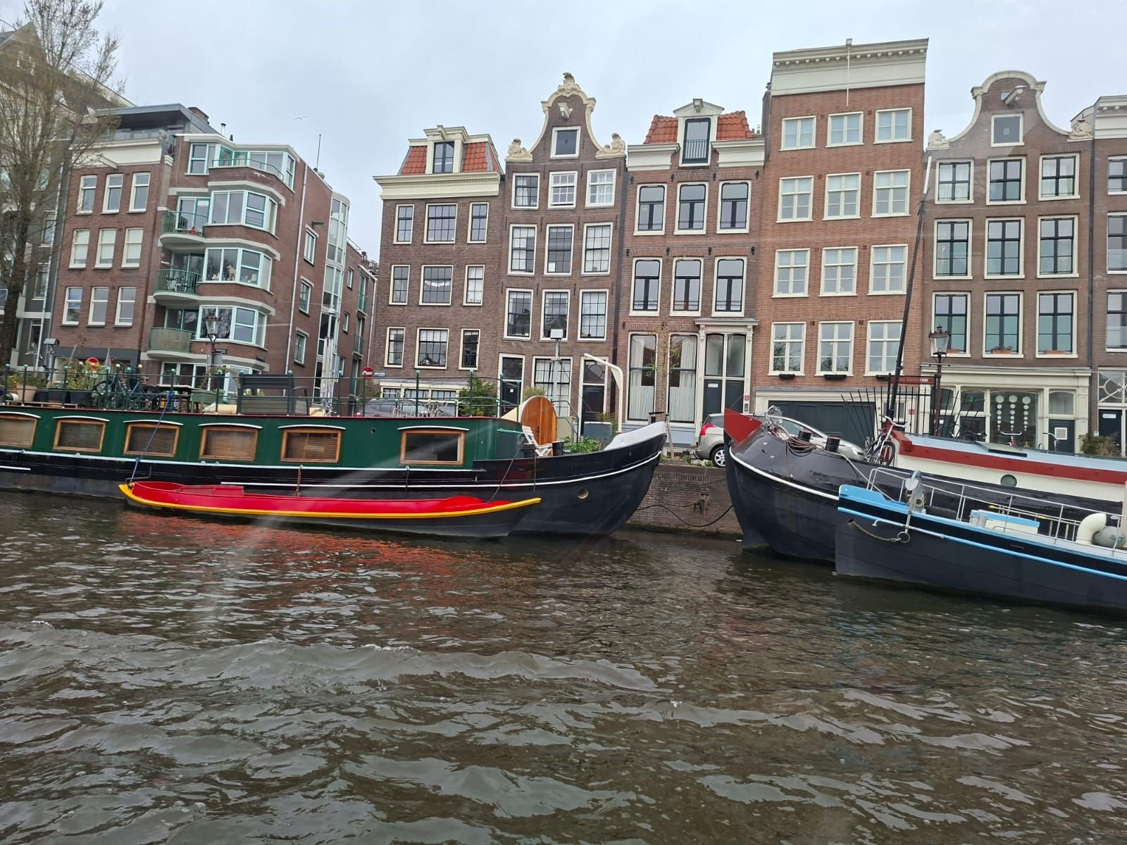 Batiment au bord de l'eau, photo gratuite