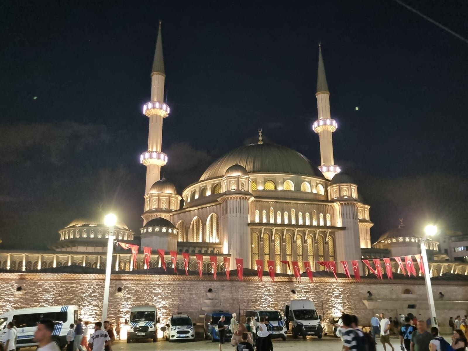 Mosquée Taksim d'Istanbul en Turquie illuminée la nuit photo gratuite