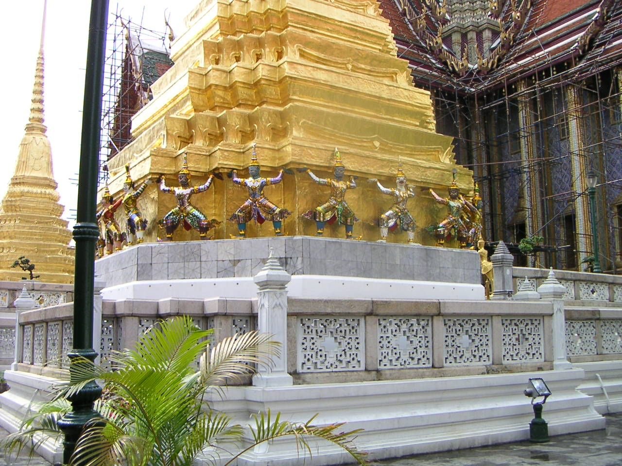 Le trésor sacré de la Thaïlande photo gratuit du chédi d’or et ses gardiens