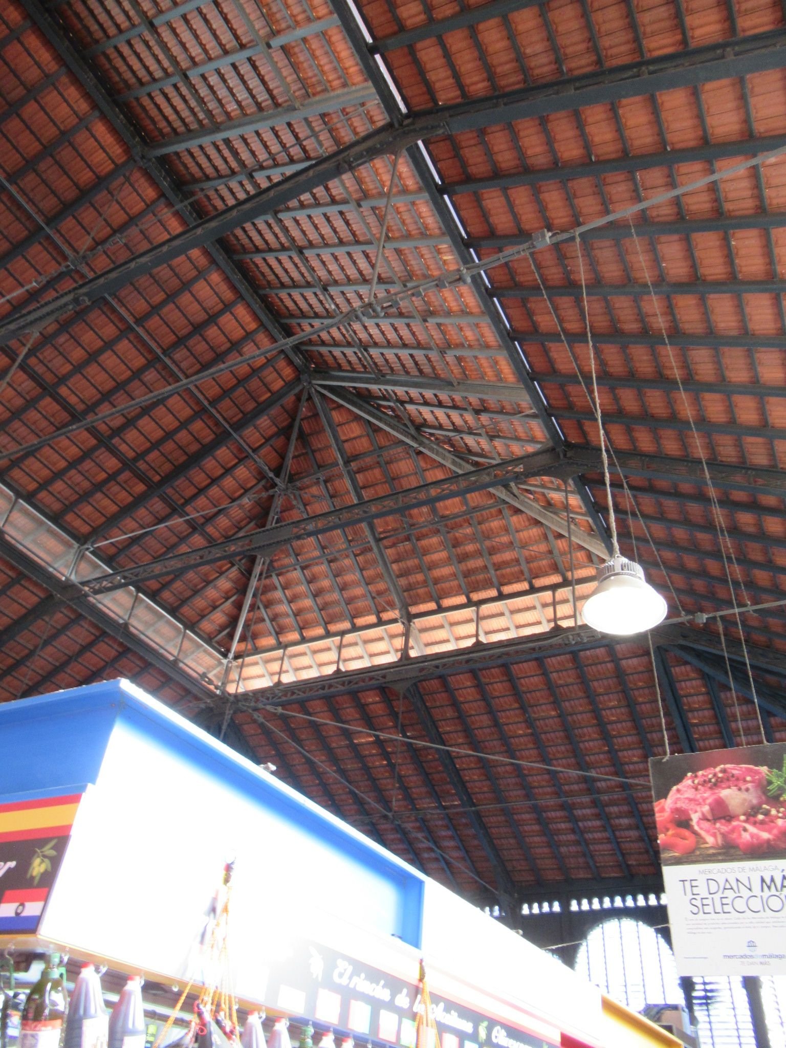 Le plafond et l'intérieur du marché central d'Atarazanas, photo gratuite