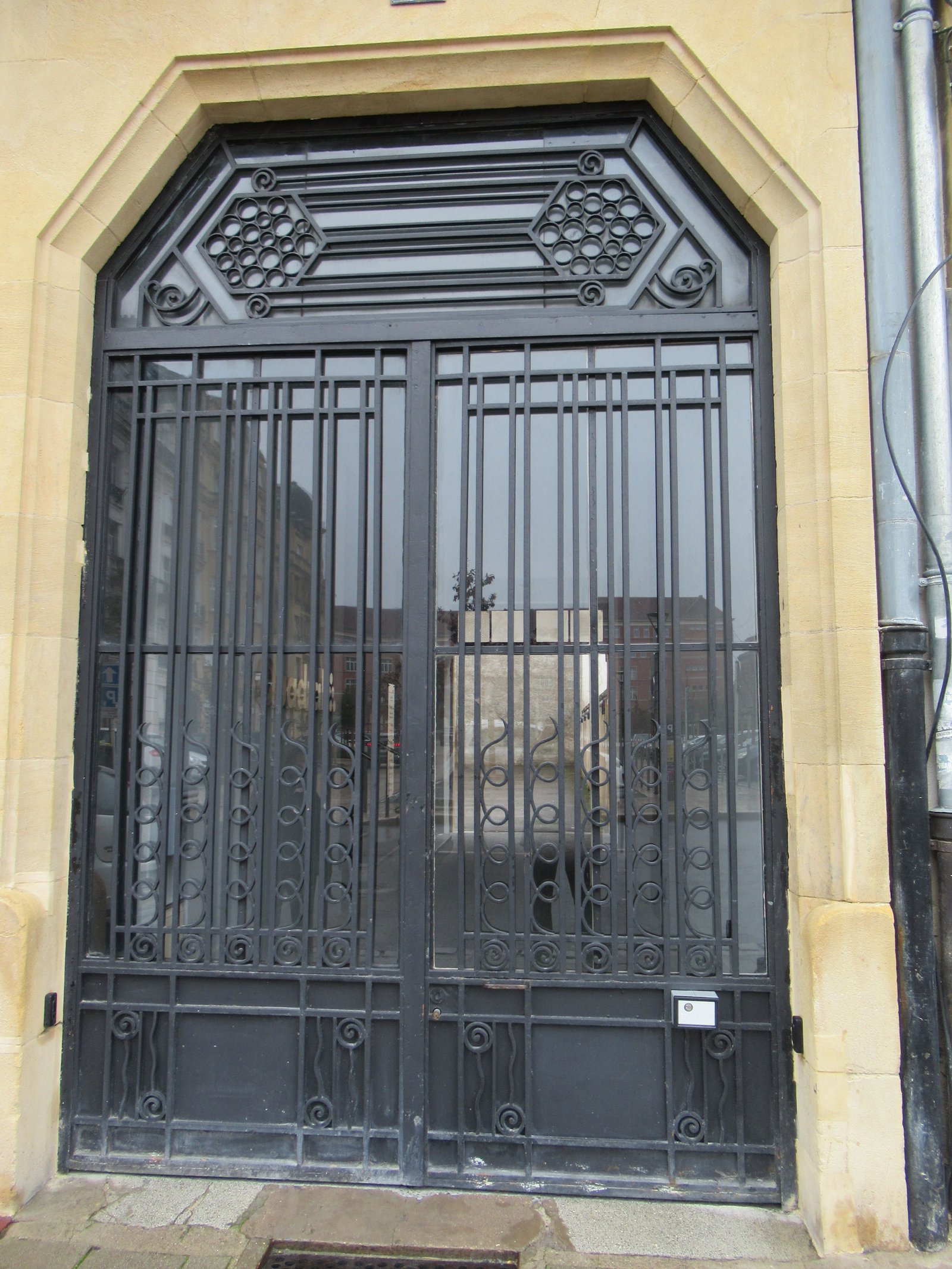Porte de l'immeuble Art et Déco sur la Place du Roi Georges à Metz