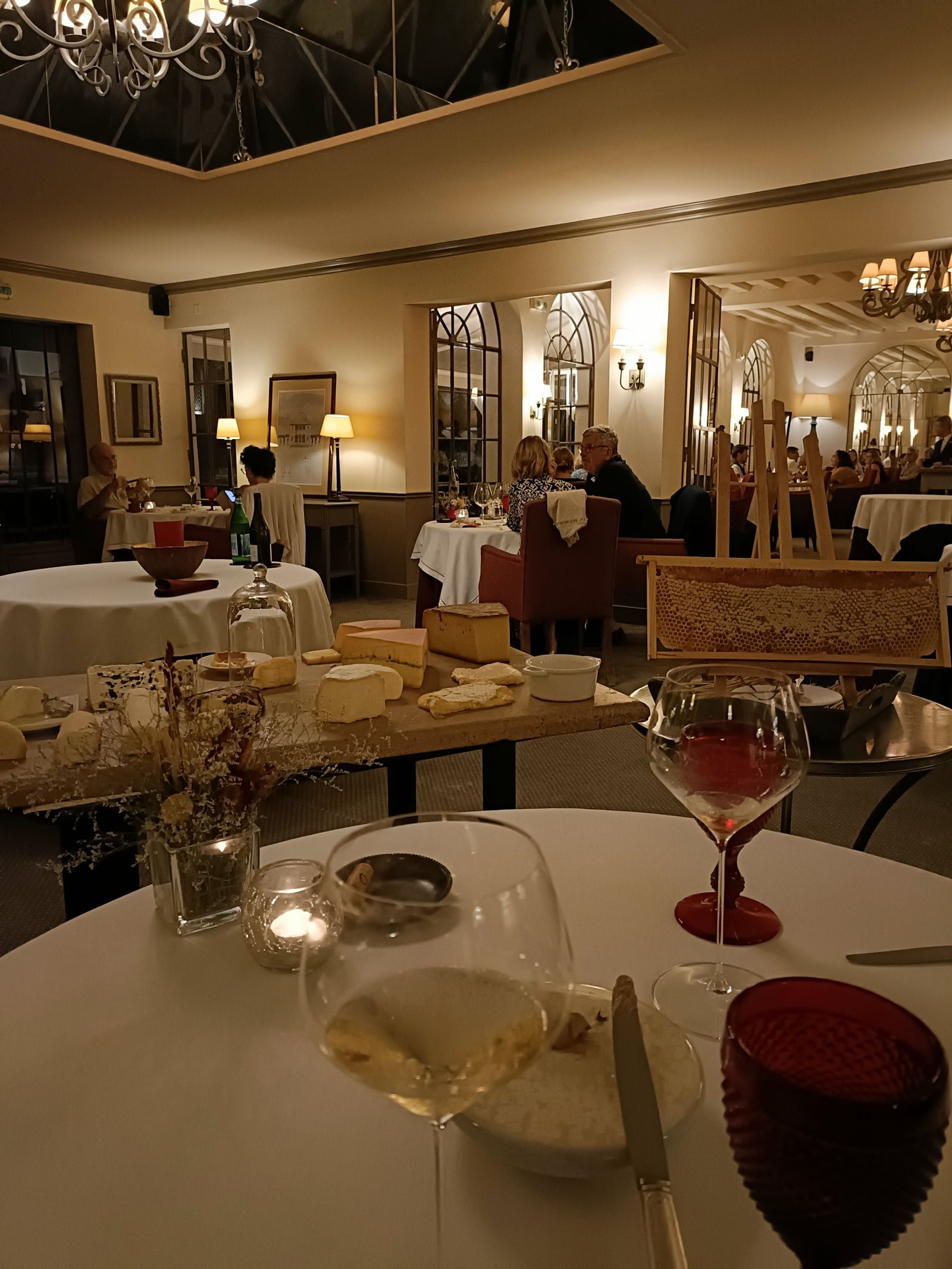 Un restaurant, des convives, des tables dressées avec des verres, vins, fromage, photo gratuite