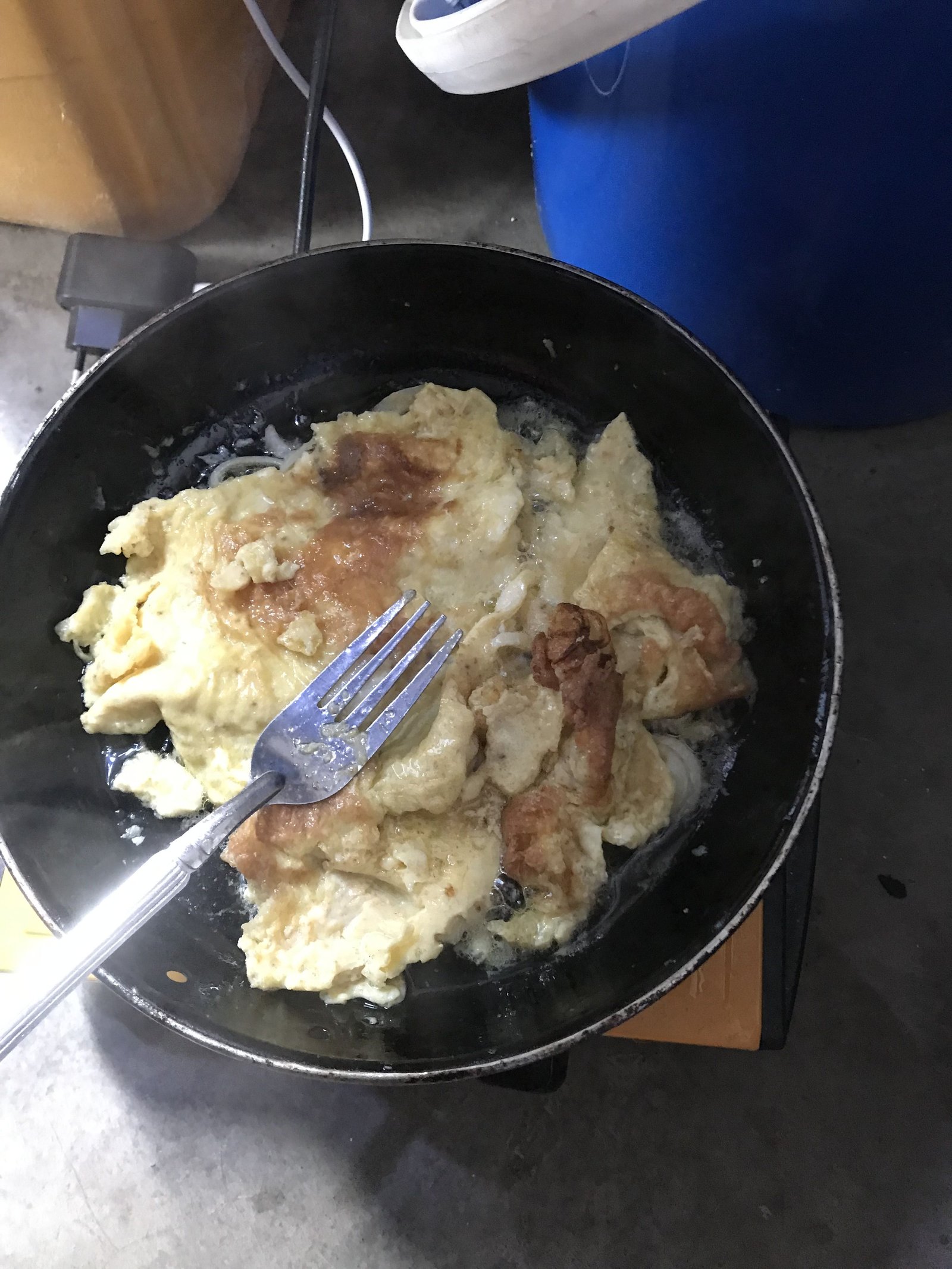 Omelette dans une poêle photo gratuite
