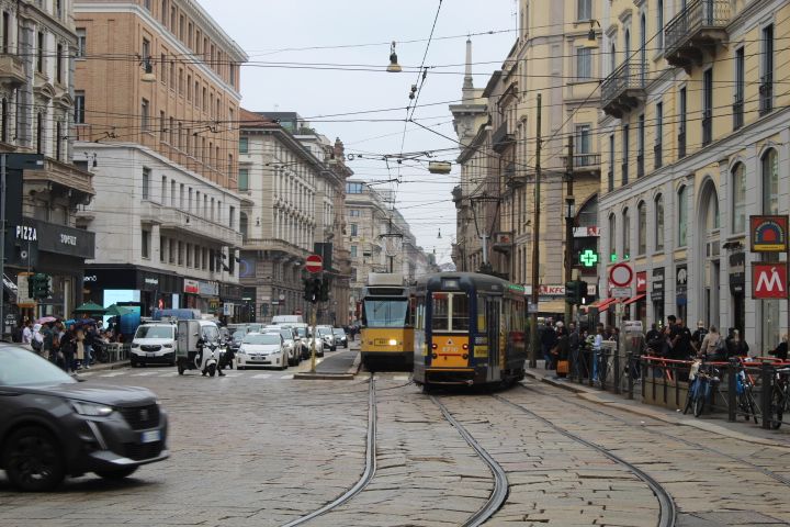 Une scène de rue à Milan, en Italie, mettant en évidence les tramways historiques de Milan, photo gratuite