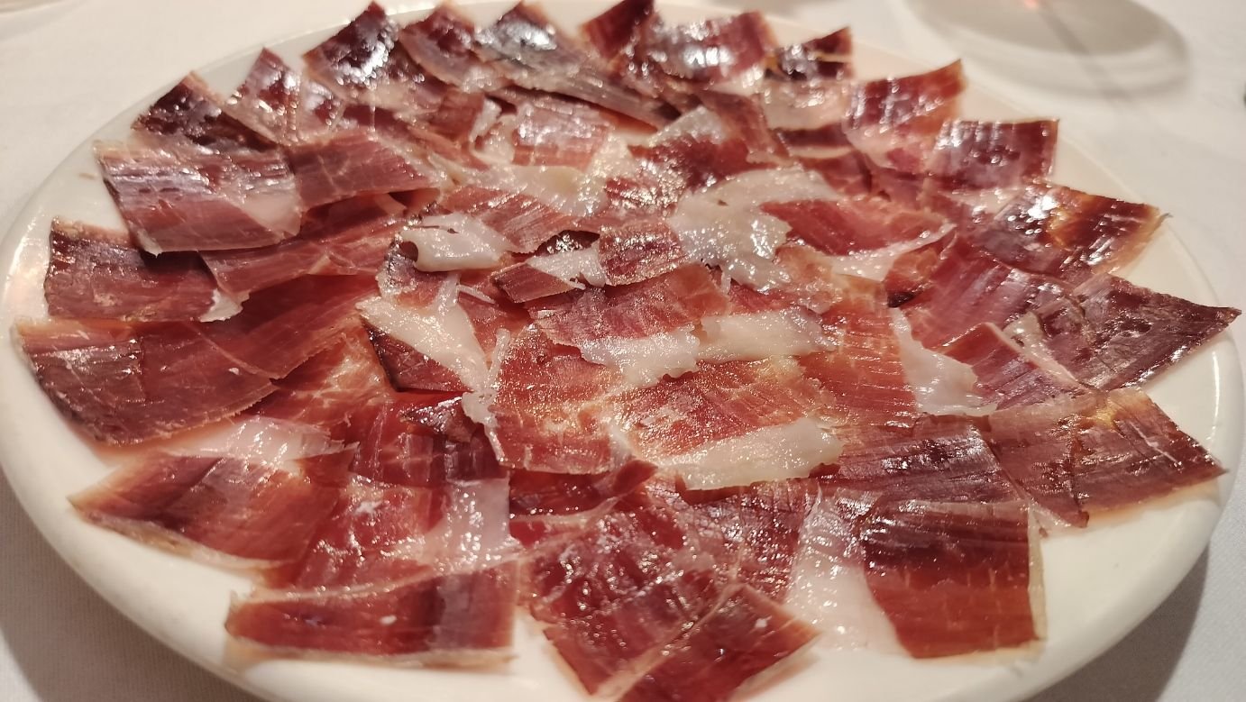 Une assiette de jambon sec, photo gratuite