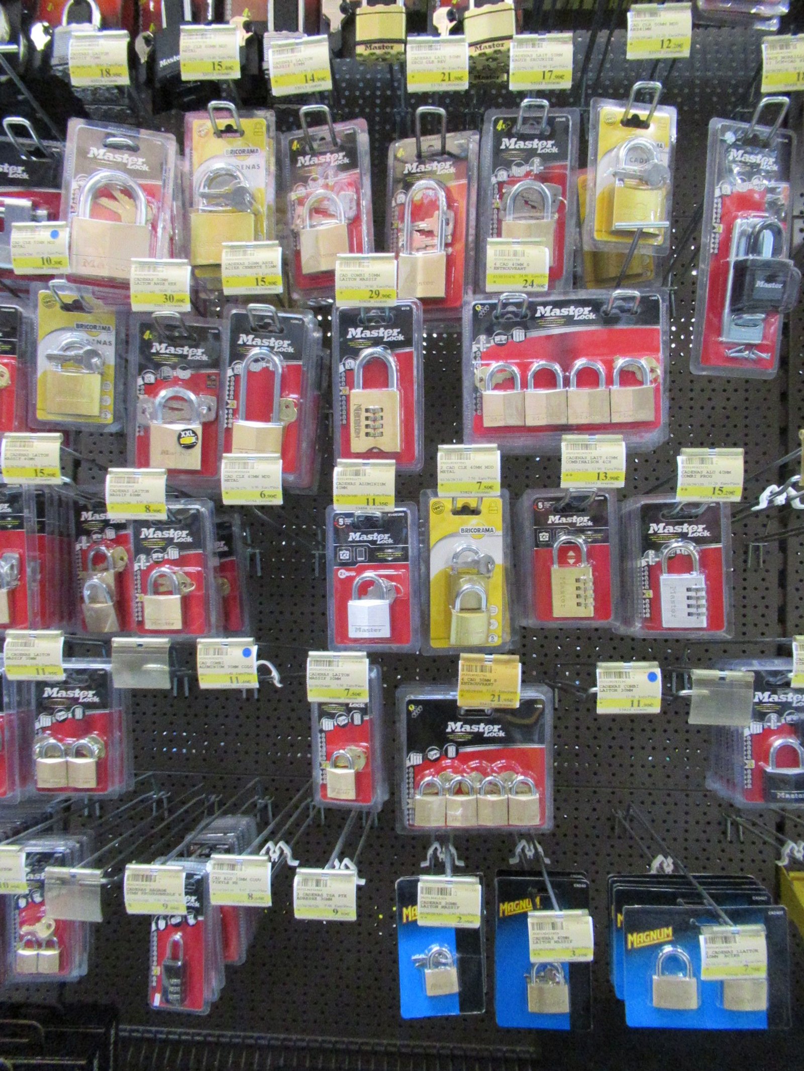 Série de cadenas mis en rayon dans un magasin