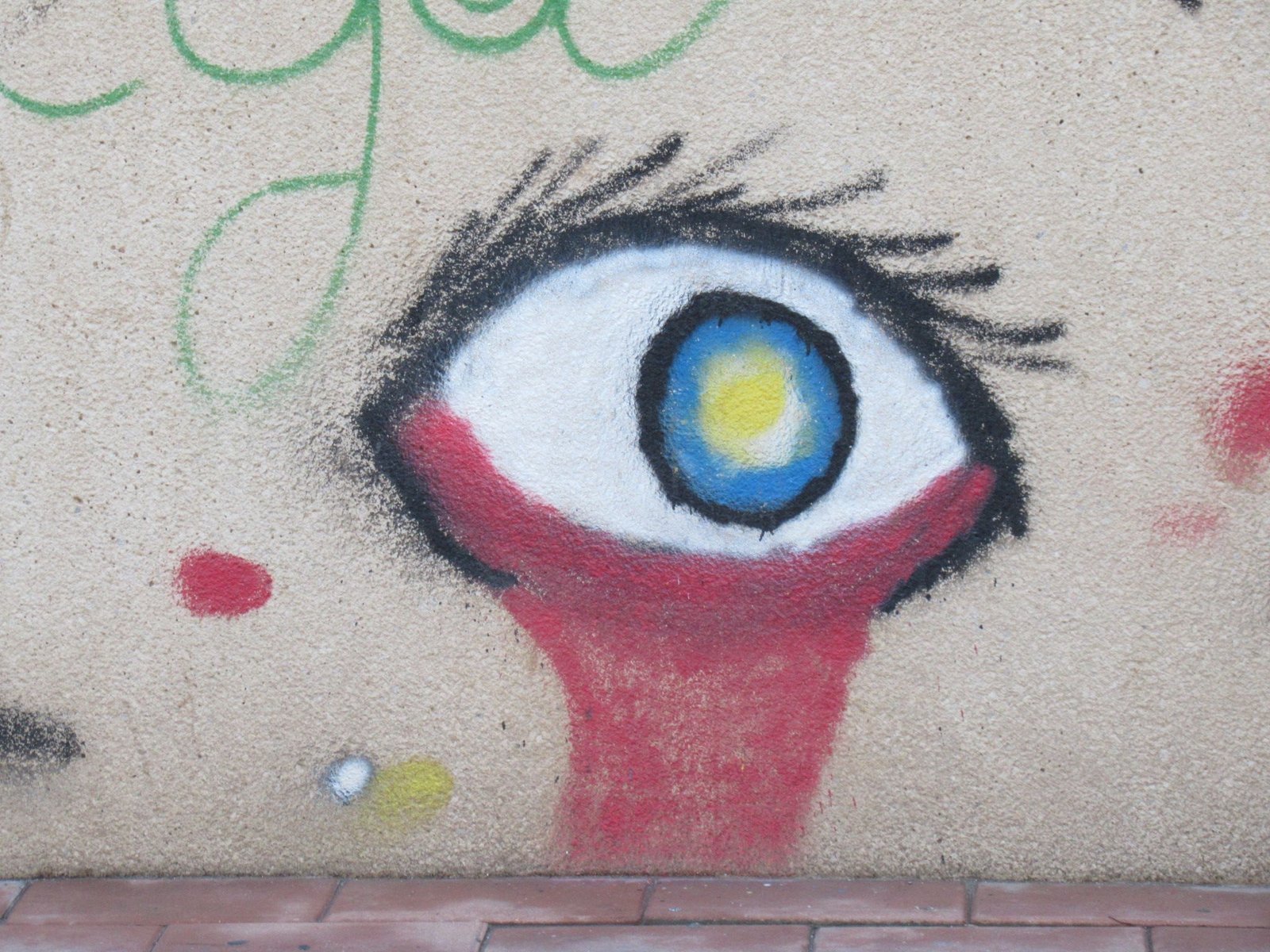 Un graffiti représentant un œil larmoyant sur un mur texturé, photo gratuite