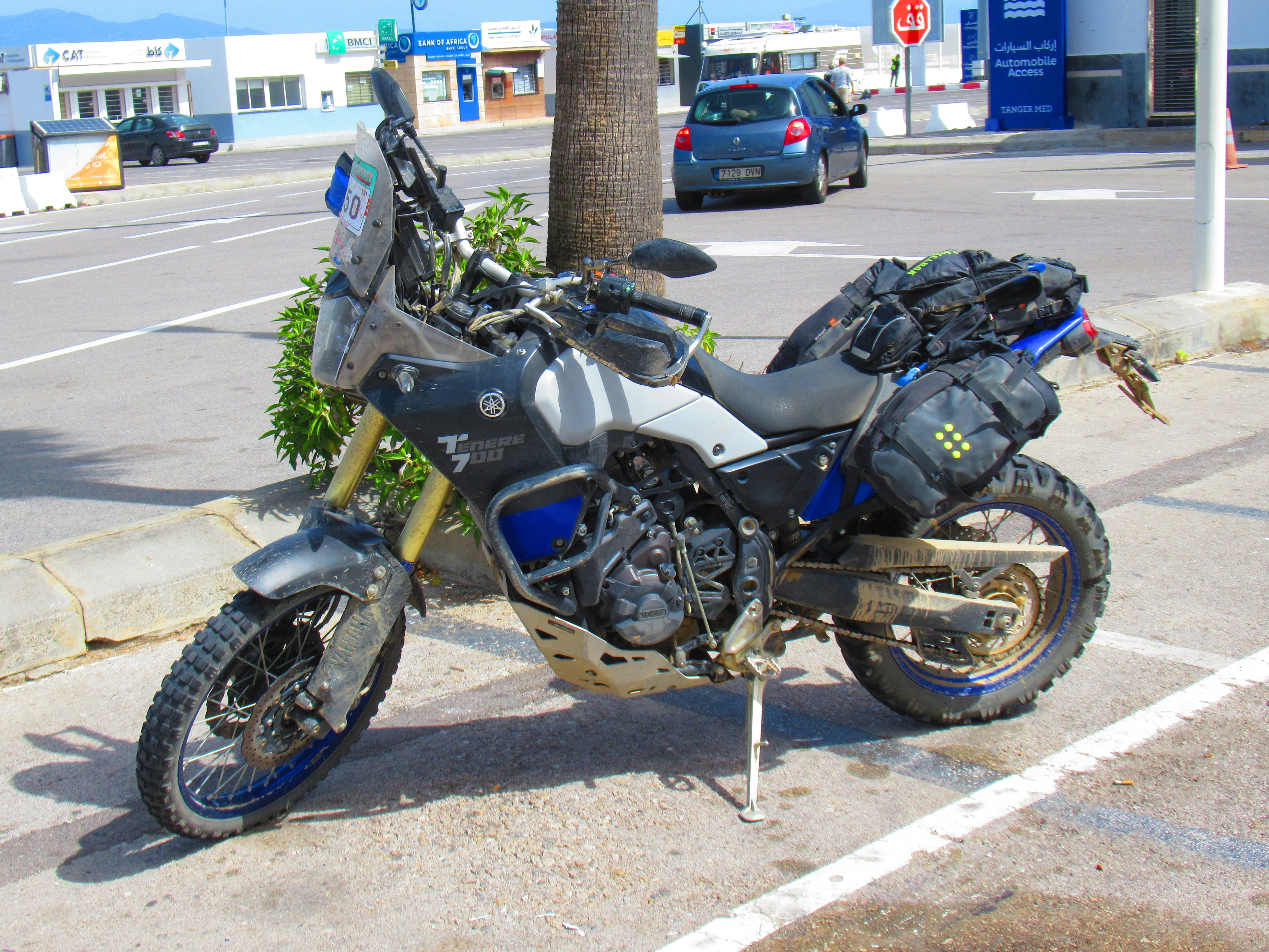 Moto trail orange et noir avec coffres