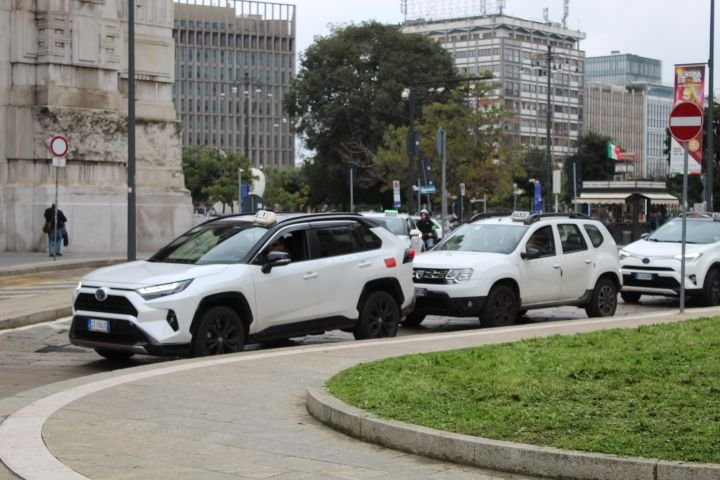 Des taxis qui circulent dans la ville de Milan Lombardie en Italie photo gratuite