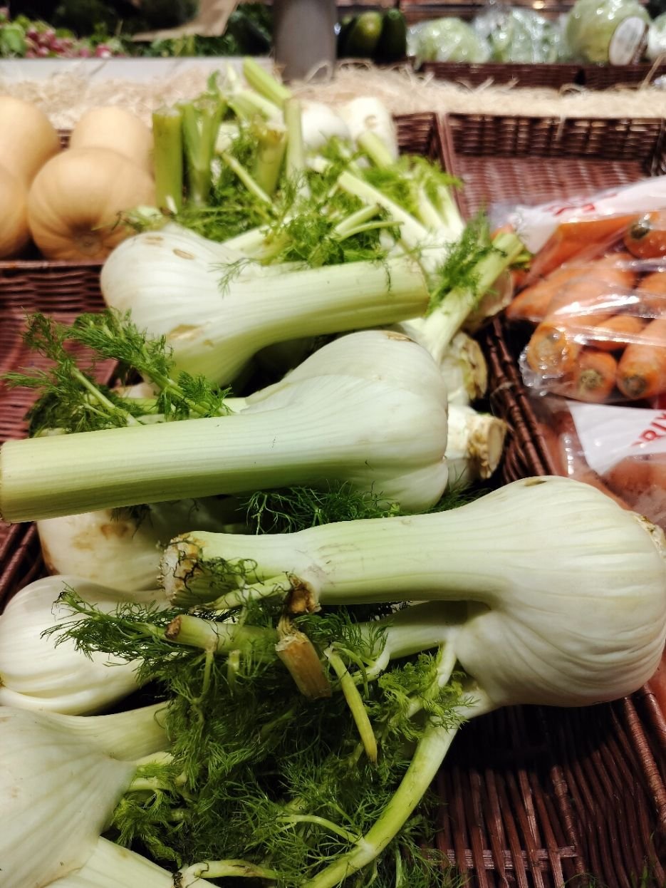 Légumes de fenouils crus en vente dans un marché photo gratuite
