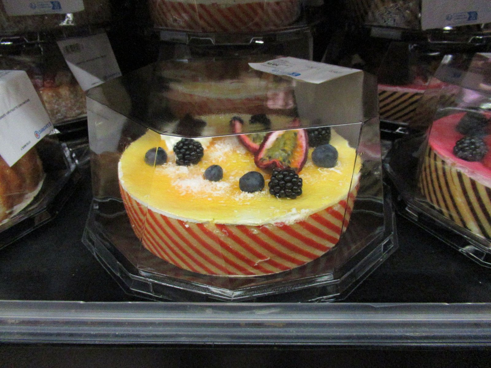 Gâteaux aux fruits dans une pâtisserie