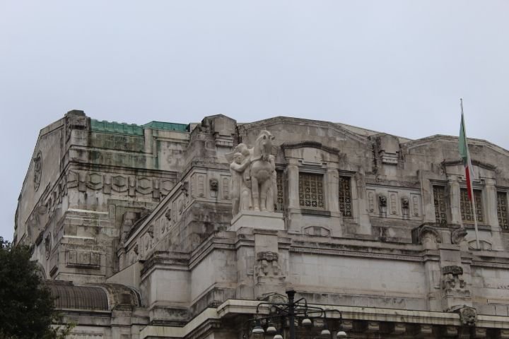 Partie de la façade du monument de la gare centrale à Milan Lombardie en Italie photo gratuite