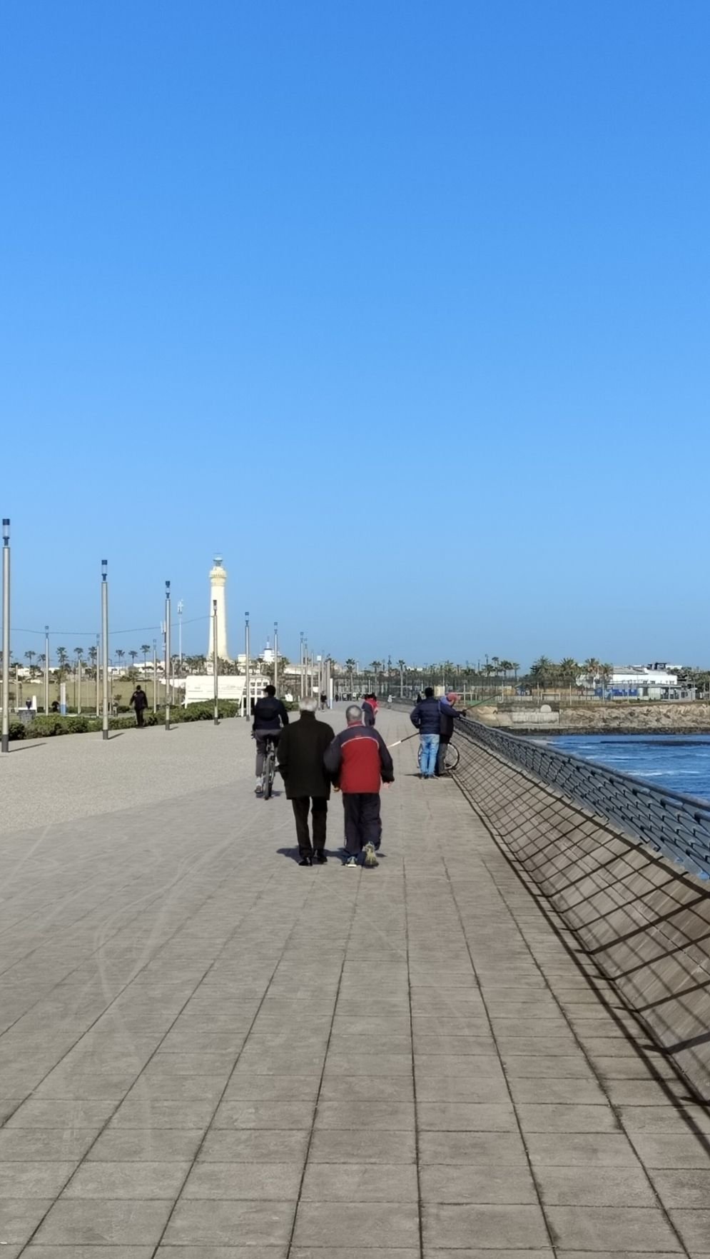 Personnes qui marchent le long du front de mer à Casablanca au Maroc
